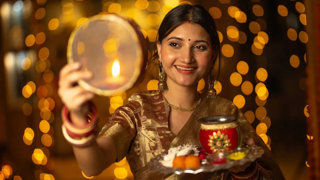 Karwa Chauth: ਕਰਵਾ ਚੌਥ ‘ਤੇ ਕਦੋਂ ਹੈ ਭੱਦਰ ਦਾ ਸਾਇਆ, ਬਿਲਕੁਲ ਨਾ ਕਰੋ ਇਹ ਕੰਮ, ਜਾਣੋ ਕੀ ਹੈ ਹੱਲ Karwa Chauth: ਕਰਵਾ ਚੌਥ ‘ਤੇ ਕਦੋਂ ਹੈ ਭੱਦਰ ਦਾ ਸਾਇਆ, ਬਿਲਕੁਲ ਨਾ ਕਰੋ ਇਹ ਕੰਮ, ਜਾਣੋ ਕੀ ਹੈ ਹੱਲ