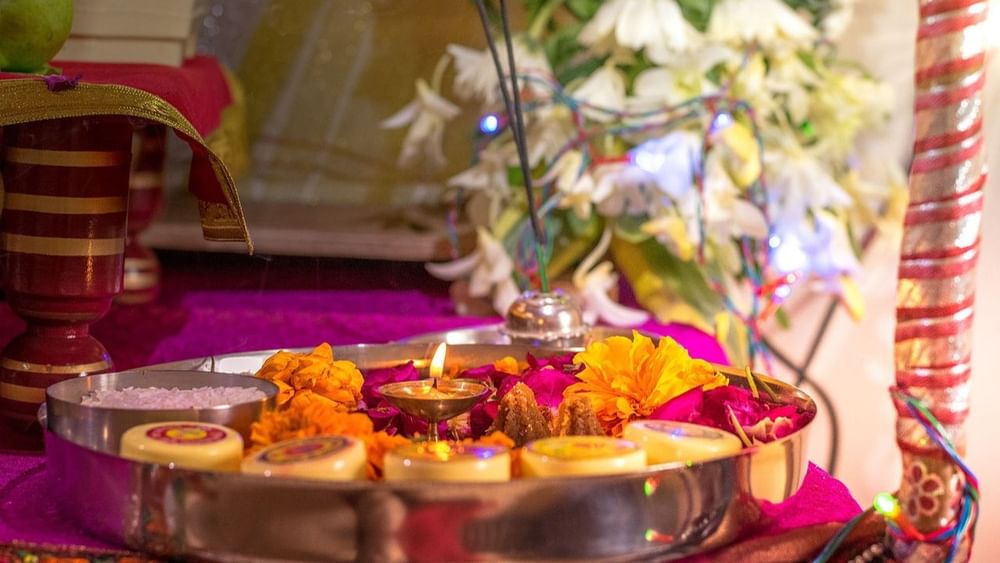 ਤੁਸੀਂ ਮਾਤਾ ਰਾਣੀ ਦੀ ਚੌਂਕੀ ਜਾਂ ਮੰਦਰ ਨੂੰ ਸਜਾਉਣ ਲਈ ਲਾਈਟਾਂ ਦੀ ਵਰਤੋਂ ਕਰ ਸਕਦੇ ਹੋ। ਅੱਜਕੱਲ੍ਹ ਬਜ਼ਾਰ ਵਿੱਚ ਬਹੁਤ ਹੀ ਸਟਾਈਲਿਸ਼ ਲਾਈਟਾਂ ਮਿਲਦੀਆਂ ਹਨ ਜਿਨ੍ਹਾਂ ਨੂੰ ਤੁਸੀਂ ਸਜਾਵਟ ਲਈ ਵੀ ਵਰਤ ਸਕਦੇ ਹੋ।Pic Credit: Pixabay