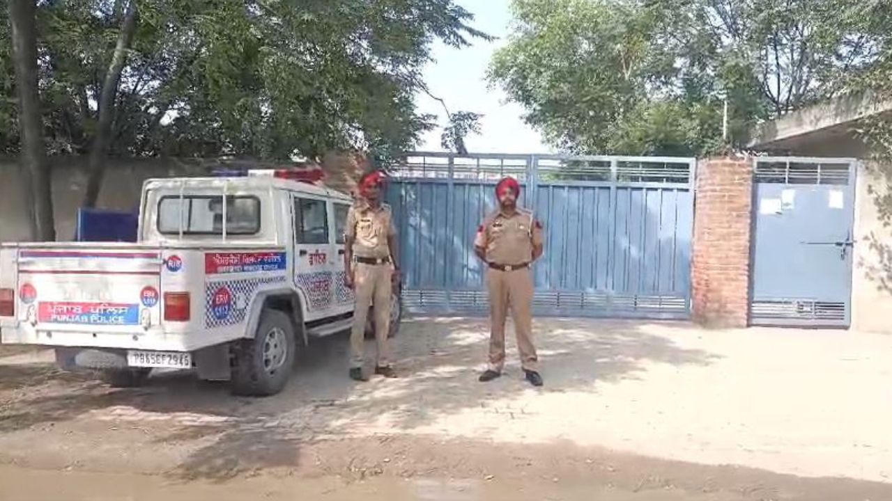 Bomb Threat Ludhiana: ਲੁਧਿਆਣਾ ਦੇ ਇੱਕ ਨਿਜੀ ਸਕੂਲ ਨੂੰ ਬੰਬ ਨਾਲ ਉਡਾਉਣ ਦੀ ਧਮਕੀ ਦੀ ਆਈ ਮੇਲ, ਨਾਬਾਲਿਗ ਨੂੰ ਹਿਰਾਸਤ ਵਿੱਚ ਲੈਣ ਦੀ ਖਬਰ Bomb Threat Ludhiana: ਲੁਧਿਆਣਾ ਦੇ ਇੱਕ ਨਿਜੀ ਸਕੂਲ ਨੂੰ ਬੰਬ ਨਾਲ ਉਡਾਉਣ ਦੀ ਧਮਕੀ ਦੀ ਆਈ ਮੇਲ, ਨਾਬਾਲਿਗ ਨੂੰ ਹਿਰਾਸਤ ਵਿੱਚ ਲੈਣ ਦੀ ਖਬਰ