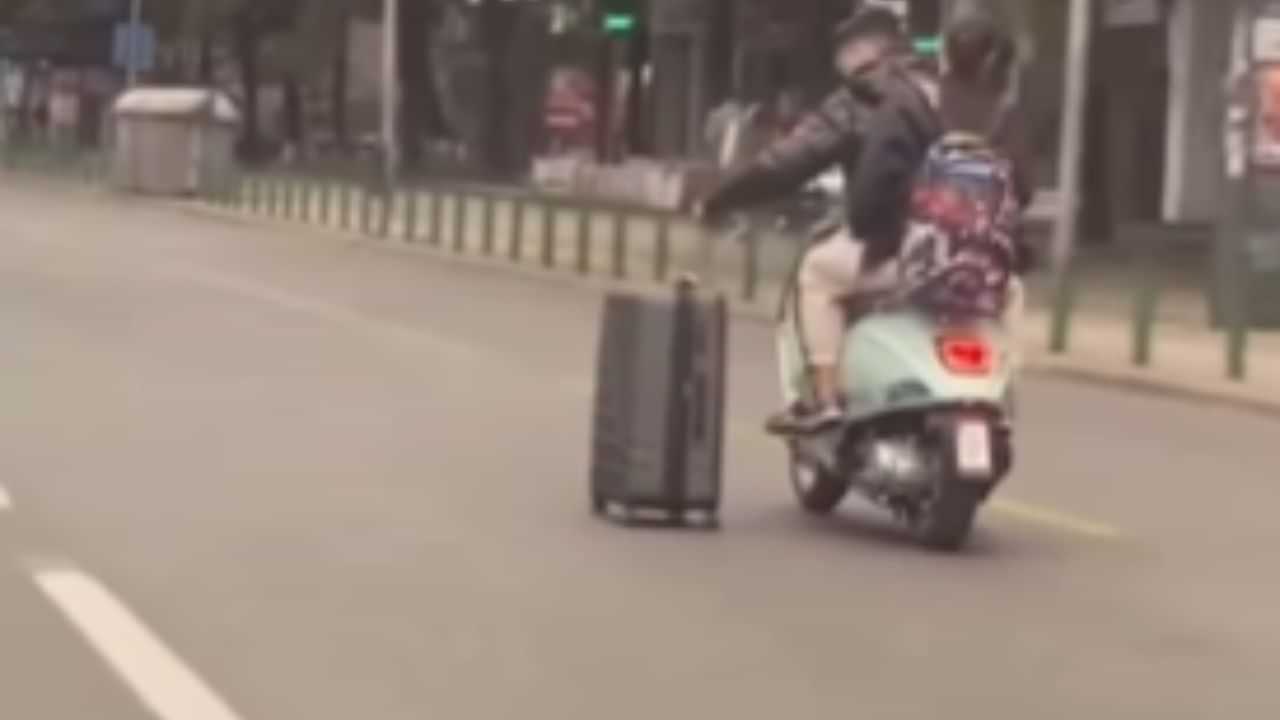 Viral Video: ਸਕੂਟੀ ਨਾਲ Luggage Bag ਲਿਜਾਂਦਾ ਦਿਖਿਆ ਸ਼ਖਸ, ਲੋਕਾਂ ਨੇ ਲਏ ਮਜ਼ੇ,ਬੋਲੇ- Uber ਬਹੁਤ ਮਹਿੰਗੀ ਹੈ