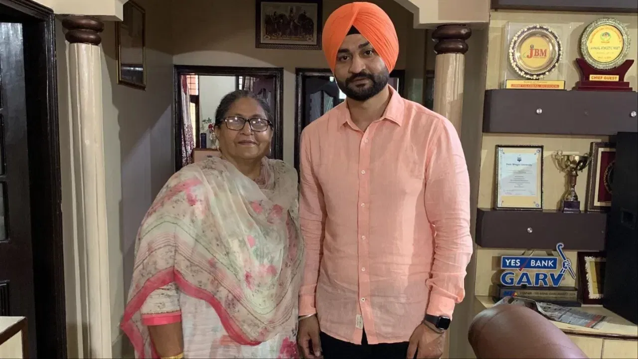 ਹਰਿਆਣਾ ਦੀ ਹੀ ਗੱਲ ਕਰੀਏ ਤਾਂ 2004 ਦੀਆਂ ਏਥਨਸ ਓਲੰਪਿਕ ਵਿੱਚ ਭਾਰਤ ਦੀ ਹਾਕੀ ਟੀਮ ਦਾ ਹਿੱਸਾ ਰਹੇ ਸੰਦੀਪ ਸਿੰਘ ਨੇ 2019 ਦੀਆਂ ਵਿਧਾਨ ਸਭਾ ਚੋਣਾਂ ਵਿੱਚ ਭਾਜਪਾ ਦੀ ਟਿਕਟ 'ਤੇ ਪਿਹੋਵਾ ਵਿਧਾਨ ਸਭਾ ਸੀਟ ਤੋਂ ਚੋਣ ਲੜੀ ਅਤੇ ਜਿੱਤੀ। (Photo: Instagram)