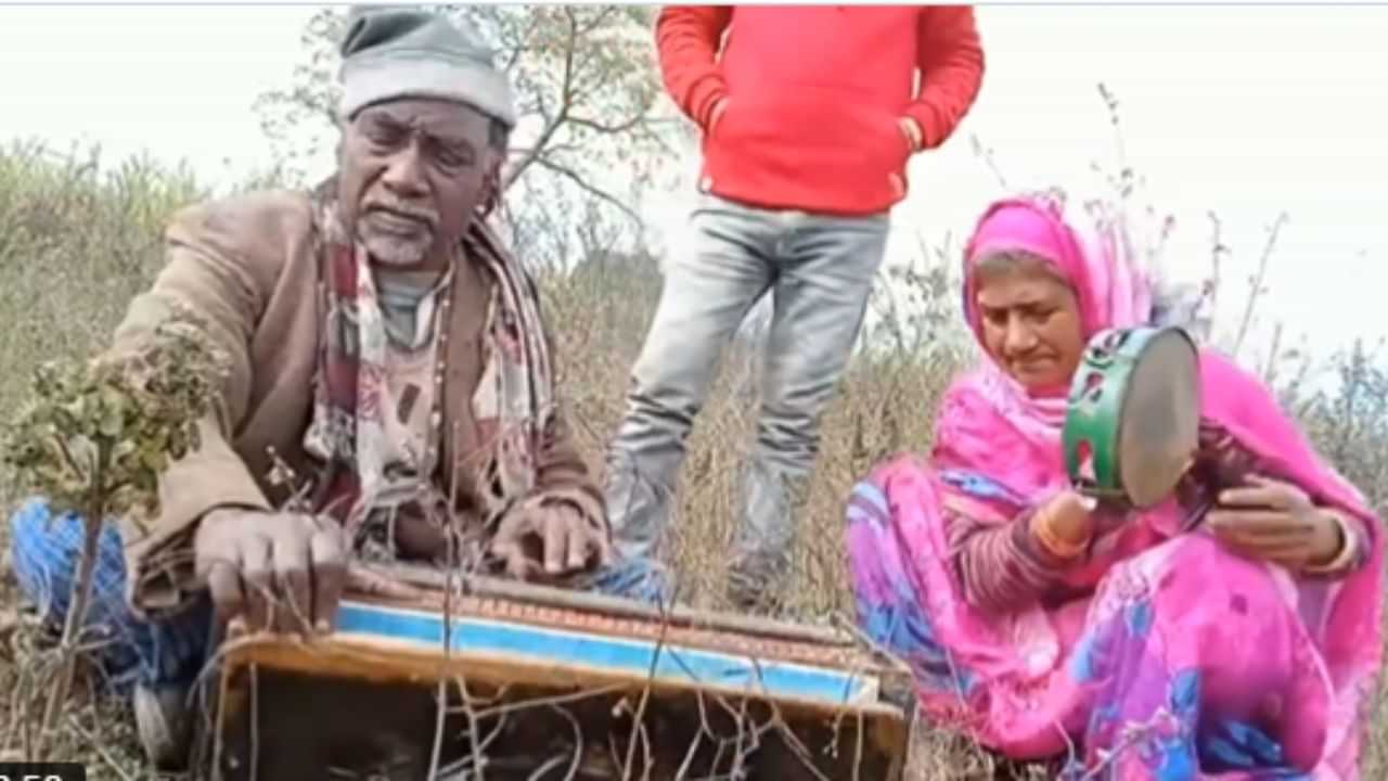 Viral Video: ਖੇਤ ਵਿੱਚ ਬੈਠੇ ਬਜ਼ੁਰਗ ਜੋੜੇ ਨੇ ਗਾਇਆ ਸਾਵਣ ਦਾ ਮਹੀਨਾ ਗੀਤ, ਲੋਕ ਬੋਲੇ- ਇਸ ਟੈਲੇਂਟ ਨੂੰ ਸਟੂਡੀਓ ਦੀ ਲੋੜ ਨਹੀਂ