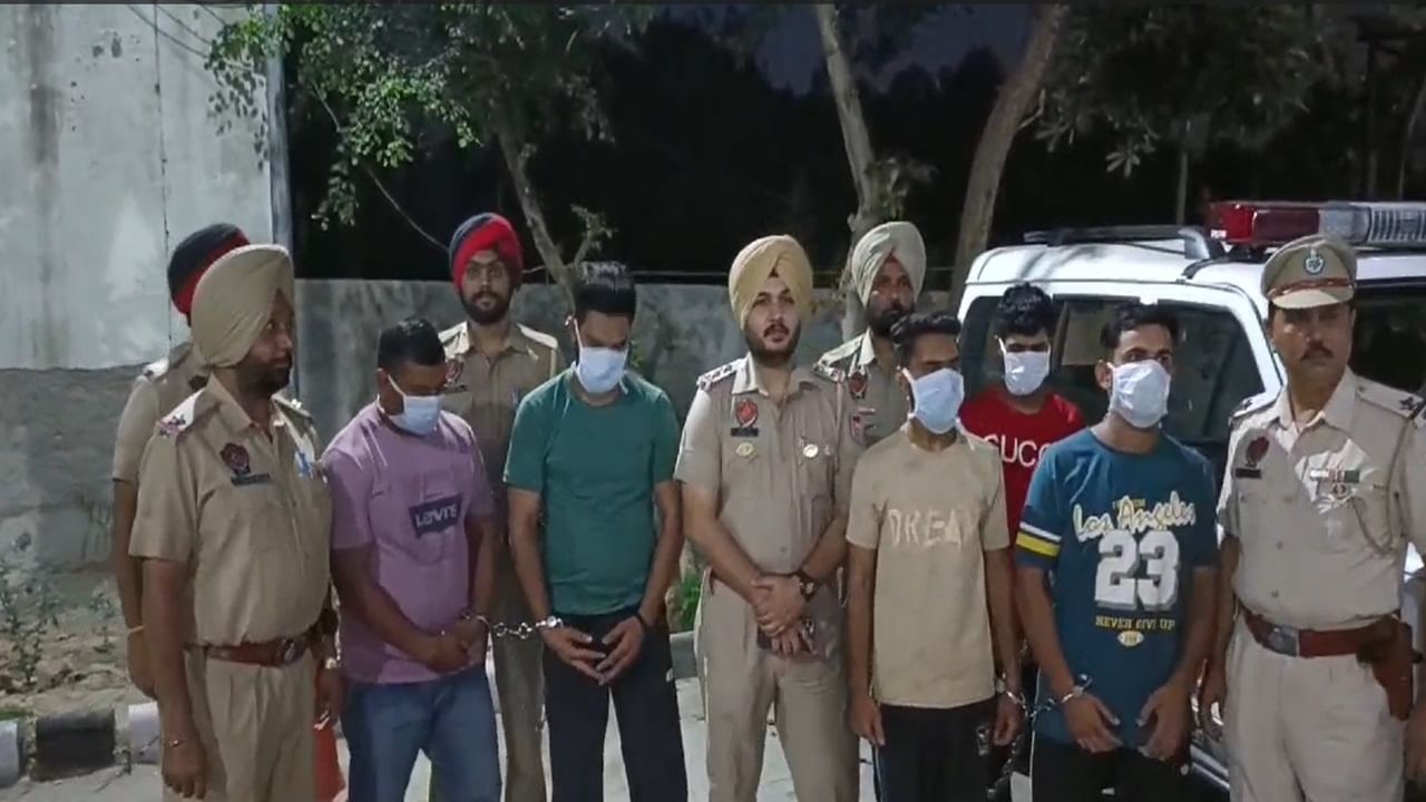 ਪਠਾਨਕੋਟ ਪੁਲਿਸ ਦੀ ਵੱਡੀ ਕਾਮਯਾਬੀ, 5 ਹਥਿਆਰ ਤਸਕਰ ਕਾਬੂ, 4 ਪਿਸਤੌਲ ਤੇ ਇੱਕ 12 ਬੋਰ ਰਾਈਫਲ ਬਰਾਮਦ ਪਠਾਨਕੋਟ ਪੁਲਿਸ ਦੀ ਵੱਡੀ ਕਾਮਯਾਬੀ, 5 ਹਥਿਆਰ ਤਸਕਰ ਕਾਬੂ, 4 ਪਿਸਤੌਲ ਤੇ ਇੱਕ 12 ਬੋਰ ਰਾਈਫਲ ਬਰਾਮਦ