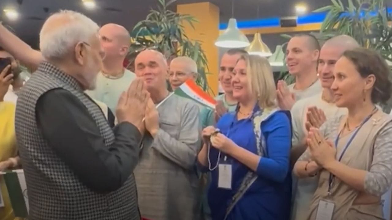 ਪੀਐਮ ਮੋਦੀ ਦਾ ਰੂਸ ਦੇ ਕਜ਼ਾਨ ਵਿੱਚ ਕ੍ਰਿਸ਼ਨ ਭਜਨ ਗਾ ਕੇ ਸਵਾਗਤ ਕੀਤਾ, ਪਰਵਾਸੀ ਭਾਰਤੀਆਂ ਨਾਲ ਵੀ ਕੀਤੀ ਮੁਲਾਕਾਤ