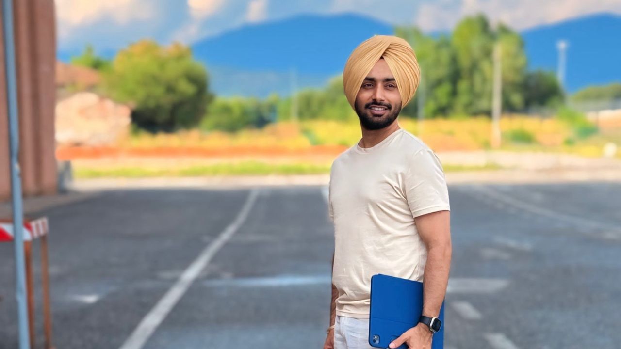 Satinder Sartaaj Summons: ਕਪੂਰਥਲਾ ਸ਼ੋਅ ਤੋਂ ਪਹਿਲਾਂ ਸਰਤਾਜ ਨੂੰ ਆਇਆ ਕੋਰਟ ਦਾ ਨੋਟਿਸ, ਜਾਣੋ ਵਜ੍ਹਾ Satinder Sartaaj Summons: ਕਪੂਰਥਲਾ ਸ਼ੋਅ ਤੋਂ ਪਹਿਲਾਂ ਸਰਤਾਜ ਨੂੰ ਆਇਆ ਕੋਰਟ ਦਾ ਨੋਟਿਸ, ਜਾਣੋ ਵਜ੍ਹਾ