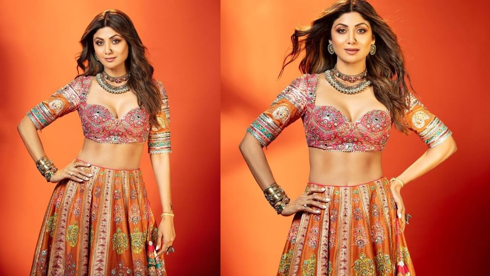 ਗਰਬਾ ਅਤੇ ਡਾਂਡੀਆ ਨਾਈਟ ਵਿੱਚ ਸਟਾਈਲਿਸ਼ ਦਿਖਣ ਲਈ, ਤੁਸੀਂ ਅਭਿਨੇਤਰੀ ਸ਼ਿਲਪਾ ਸ਼ੈੱਟੀ ਦੇ ਇਸ ਲੁੱਕ ਤੋਂ ਆਈਡੀਆ ਲੈ ਸਕਦੇ ਹੋ, ਅਦਾਕਾਰਾ ਨੇ ਆਰੇਂਜ ਕਲਰ ਵਿੱਚ ਚੰਨਿਆ ਚੋਲੀ ਸਟਾਈਲ ਦਾ ਲਹਿੰਗਾ ਵੀ ਪਹਿਨਿਆ ਹੈ , ਖੁੱਲੇ ਵਾਲਾਂ ਨਾਲ ਦਿੱਖ ਨੂੰ ਸਟਾਈਲਿਸ਼ ਬਣਾਇਆ ਹੈ। Pic Credit: Instagram