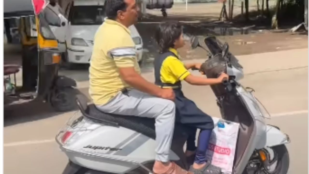 Viral Video: ਸਕੂਟੀ ਚਲਾਉਂਦੀ ਦਿਖੀ ਛੋਟੀ ਜਿਹੀ ਬੱਚੀ, ਪਿਤਾ ਨੇ ਪਿੱਛੇ ਬੈਠ ਕੇ ਕੀਤਾ Thumbs Up, ਵੀਡੀਓ ਦੇਖ ਲੋਕਾਂ ਚ ਛਿੱੜ ਗਈ ਬਹਿਸ Viral Video: ਸਕੂਟੀ ਚਲਾਉਂਦੀ ਦਿਖੀ ਛੋਟੀ ਜਿਹੀ ਬੱਚੀ, ਪਿਤਾ ਨੇ ਪਿੱਛੇ ਬੈਠ ਕੇ ਕੀਤਾ Thumbs Up, ਵੀਡੀਓ ਦੇਖ ਲੋਕਾਂ ਚ ਛਿੱੜ ਗਈ ਬਹਿਸ