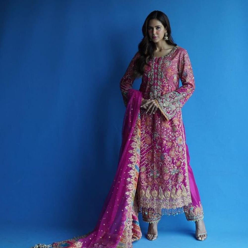 Punjabi Suit Looks: ਤਿਉਹਾਰਾਂ ਦਾ ਸੀਜ਼ਨ ਚੱਲ ਰਿਹਾ ਹੈ। ਅਜਿਹੇ 'ਚ ਨੌਜਵਾਨ ਕੁੜੀਆਂ ਅਤੇ ਔਰਤਾਂ ਐਥਨਿਕ ਲੁੱਕਸ ਨੂੰ ਜ਼ਿਆਦਾ ਪਸੰਦ ਕਰਦੀਆਂ ਹਨ। ਜੇਕਰ ਤੁਸੀਂ ਸਾੜੀ ਅਤੇ ਲਹਿੰਗਾ ਲੁੱਕ ਤੋਂ ਬੋਰ ਹੋ ਗਏ ਹੋ, ਤਾਂ ਤੁਸੀਂ ਇਸ ਦੀਵਾਲੀ 'ਤੇ ਪੰਜਾਬੀ ਸੂਟ ਲੁੱਕ ਕੈਰੀ ਕਰ ਸਕਦੇ ਹੋ। ਇਸ 'ਚ ਤੁਹਾਡੀ ਸਿੰਪਲ ਲੁੱਕ ਵੀ ਕਾਫੀ ਸਟਾਈਲਿਸ਼ ਦਿਖਾਈ ਦੇਵੇਗੀ। ਤੁਸੀਂ ਪੰਜਾਬੀ ਅਦਾਕਾਰਾ ਸੋਨਮ ਬਾਜਵਾ ਦੇ ਲੁੱਕ ਤੋਂ ਆਈਡੀਆ ਲੈ ਸਕਦੇ ਹੋ।