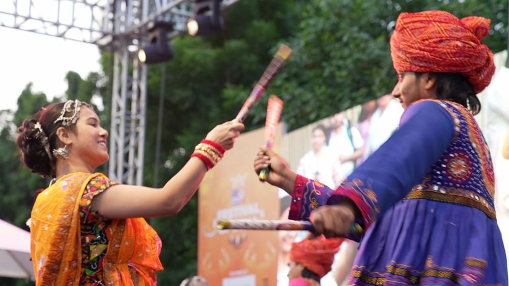 ਹਿੰਦੁਸਤਾਨ ਵਿੱਚ ਨਵਰਾਤਰੀ ਦੇ ਤਿਉਹਾਰ ਦੇ ਦੌਰਾਨ ਸ਼ਰਧਾਲੂਆਂ ਦੇ ਮਨੋਰੰਜਨ ਲਈ ਕਈ ਵਿਸ਼ੇਸ਼ ਆਕਰਸ਼ਣ ਵੀ ਰੱਖੇ ਗਏ ਹਨ। ਟੀਵੀ 9 ਦੇ ਫੈਸਟੀਵਲ ਆਫ਼ ਇੰਡੀਆ ਵਿੱਚ ਭਗਤੀ ਭਰੇ ਮਾਹੌਲ ਵਿੱਚ ਡਾਂਡੀਆ ਅਤੇ ਗਰਬਾ ਪ੍ਰੋਗਰਾਮ ਕਰਵਾਏ ਗਏ।