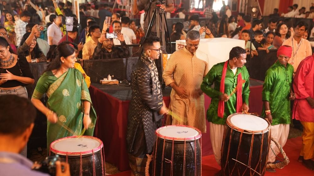 ਮਹਾਅਸ਼ਟਮੀ ਦਾ ਤਿਉਹਾਰ ਭਾਰਤ ਵਿੱਚ ਸ਼ੁੱਕਰਵਾਰ ਨੂੰ ਮਨਾਇਆ ਗਿਆ। ਜਿਸ ਵਿੱਚ ਸੰਧੀ ਪੂਜਾ ਅਤੇ ਭੋਗ ਆਰਤੀ ਕੀਤੀ ਗਈ। ਇਸ ਉਪਰੰਤ ਡਾਂਡੀਆ ਅਤੇ ਗਰਬਾ ਵੀ ਕਰਵਾਇਆ ਗਿਆ। ਇਸ ਦੌਰਾਨ ਮਹਿਮਾਨਾਂ ਨਾਲ TV9 ਨੈੱਟਵਰਕ ਦੇ ਐਮਡੀ ਅਤੇ ਸੀਈਓ ਬਰੁਣ ਦਾਸ ਮੌਜੂਦ ਸਨ।