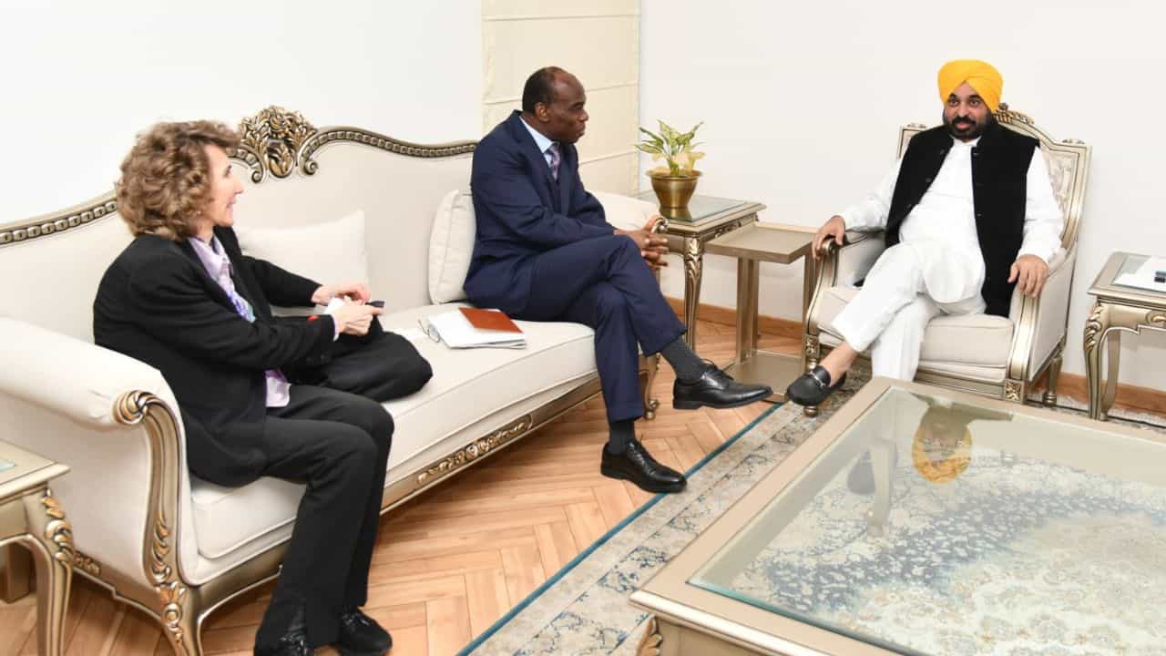 ਵਿਸ਼ਵ ਬੈਂਕ ਦੇ ਅਧਿਕਾਰੀਆਂ ਨੂੰ ਮਿਲੇ ਮੁੱਖ ਮੰਤਰੀ ਭਗਵੰਤ ਮਾਨ, ਆਰਥਿਕ ਚੁਣੌਤੀਆਂ ਨਾਲ ਨਿਪਟਣ ਲਈ ਮੰਗੀ ਮਦਦ ਵਿਸ਼ਵ ਬੈਂਕ ਦੇ ਅਧਿਕਾਰੀਆਂ ਨੂੰ ਮਿਲੇ ਮੁੱਖ ਮੰਤਰੀ ਭਗਵੰਤ ਮਾਨ, ਆਰਥਿਕ ਚੁਣੌਤੀਆਂ ਨਾਲ ਨਿਪਟਣ ਲਈ ਮੰਗੀ ਮਦਦ