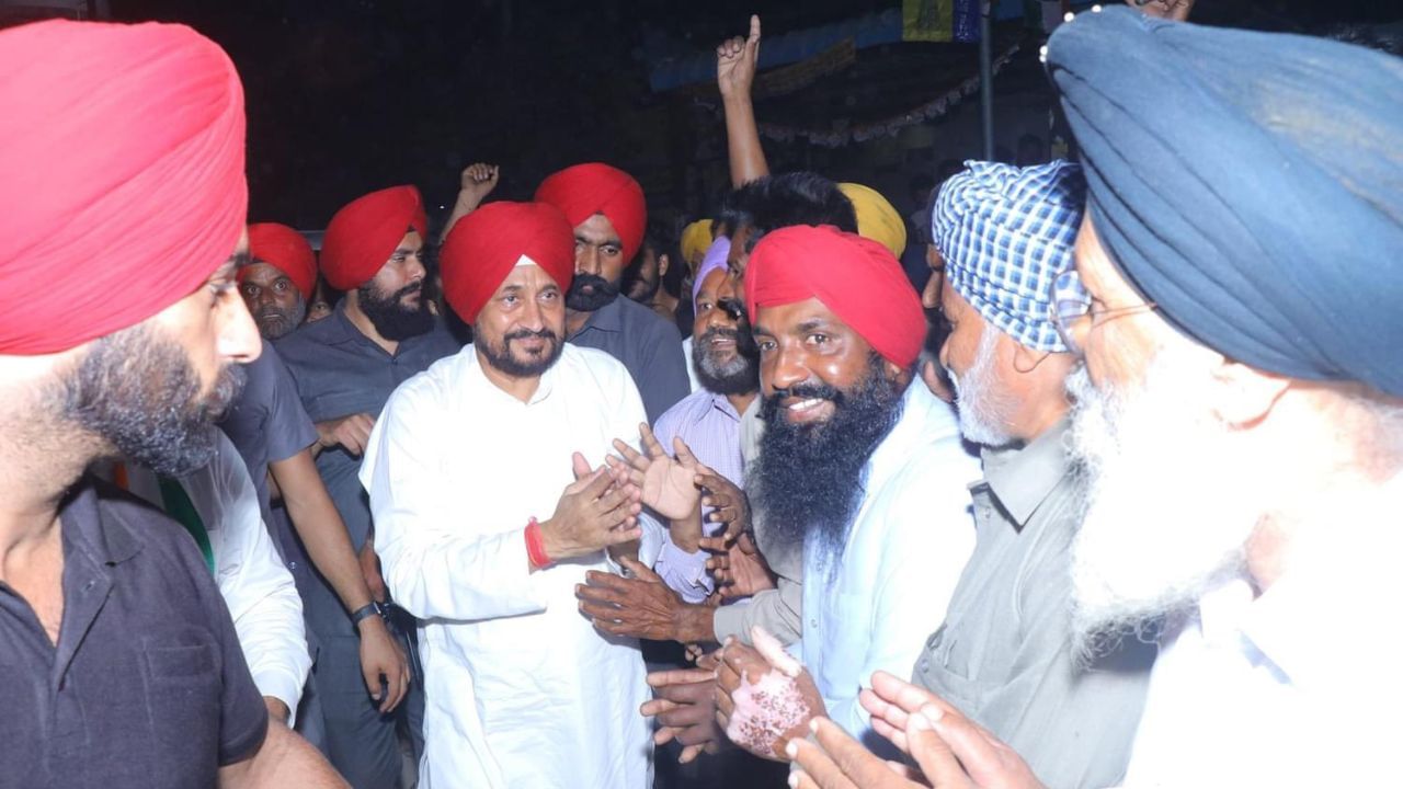 ਹੁਣ ਤੱਕ ਨਹੀਂ ਬਣਾਇਆ ਦਲਿਤ ਡਿਪਟੀ ਸੀਐੱਮ, ਬਿੱਟੂ ਨੂੰ ਕੁਝ ਨਹੀਂ ਪਤਾ, ਬਰਨਾਲਾ ‘ਚ ਜਨਸਭਾ ‘ਚ ਬੋਲੇ ਸਾਬਕਾ CM ਚੰਨੀ ਹੁਣ ਤੱਕ ਨਹੀਂ ਬਣਾਇਆ ਦਲਿਤ ਡਿਪਟੀ ਸੀਐੱਮ, ਬਿੱਟੂ ਨੂੰ ਕੁਝ ਨਹੀਂ ਪਤਾ, ਬਰਨਾਲਾ ‘ਚ ਜਨਸਭਾ ‘ਚ ਬੋਲੇ ਸਾਬਕਾ CM ਚੰਨੀ