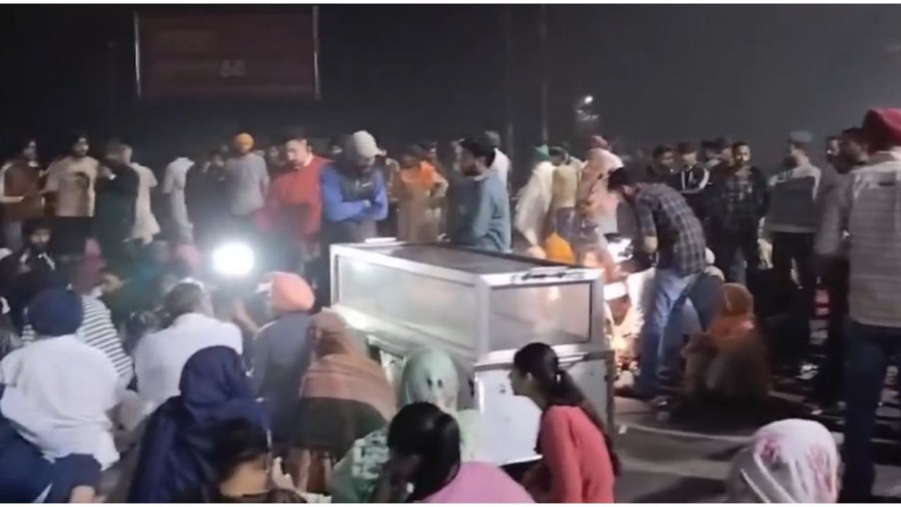 ਘਰ ਲਿਆਂਦੀ ਗਈ ਦਿਲਪ੍ਰੀਤ ਸਿੰਘ ਦੀ ਲਾਸ਼, ਸਿਹਰਾ ਬੰਨ੍ਹ ਕੀਤਾ ਸਸਕਾਰ ਘਰ ਲਿਆਂਦੀ ਗਈ ਦਿਲਪ੍ਰੀਤ ਸਿੰਘ ਦੀ ਲਾਸ਼, ਸਿਹਰਾ ਬੰਨ੍ਹ ਕੀਤਾ ਸਸਕਾਰ