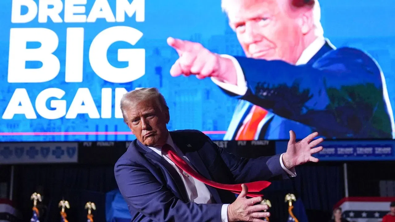 ਡੋਨਾਲਡ ਟਰੰਪ ਦੀ ਗਿਣਤੀ ਅਮੀਰ ਨੇਤਾਵਾਂ 'ਚ ਹੁੰਦੀ ਹੈ। ਉਹ ਇੱਕ ਵਾਰ ਫਿਰ ਵ੍ਹਾਈਟ ਹਾਊਸ ਵਿੱਚ ਦਾਖ਼ਲ ਹੋਣ ਜਾ ਰਹੇ ਹਨ। ਜੇਕਰ ਅਸੀਂ ਡੋਨਾਲਡ ਟਰੰਪ ਦੀ ਜਾਇਦਾਦ ਦੀ ਗੱਲ ਕਰੀਏ ਤਾਂ ਡੋਨਾਲਡ ਟਰੰਪ ਦੀ ਕੁੱਲ ਜਾਇਦਾਦ 6.6 ਅਰਬ ਡਾਲਰ ਤੋਂ 7.7 ਅਰਬ ਡਾਲਰ ਦੇ ਵਿਚਕਾਰ ਦੱਸੀ ਜਾਂਦੀ ਹੈ।