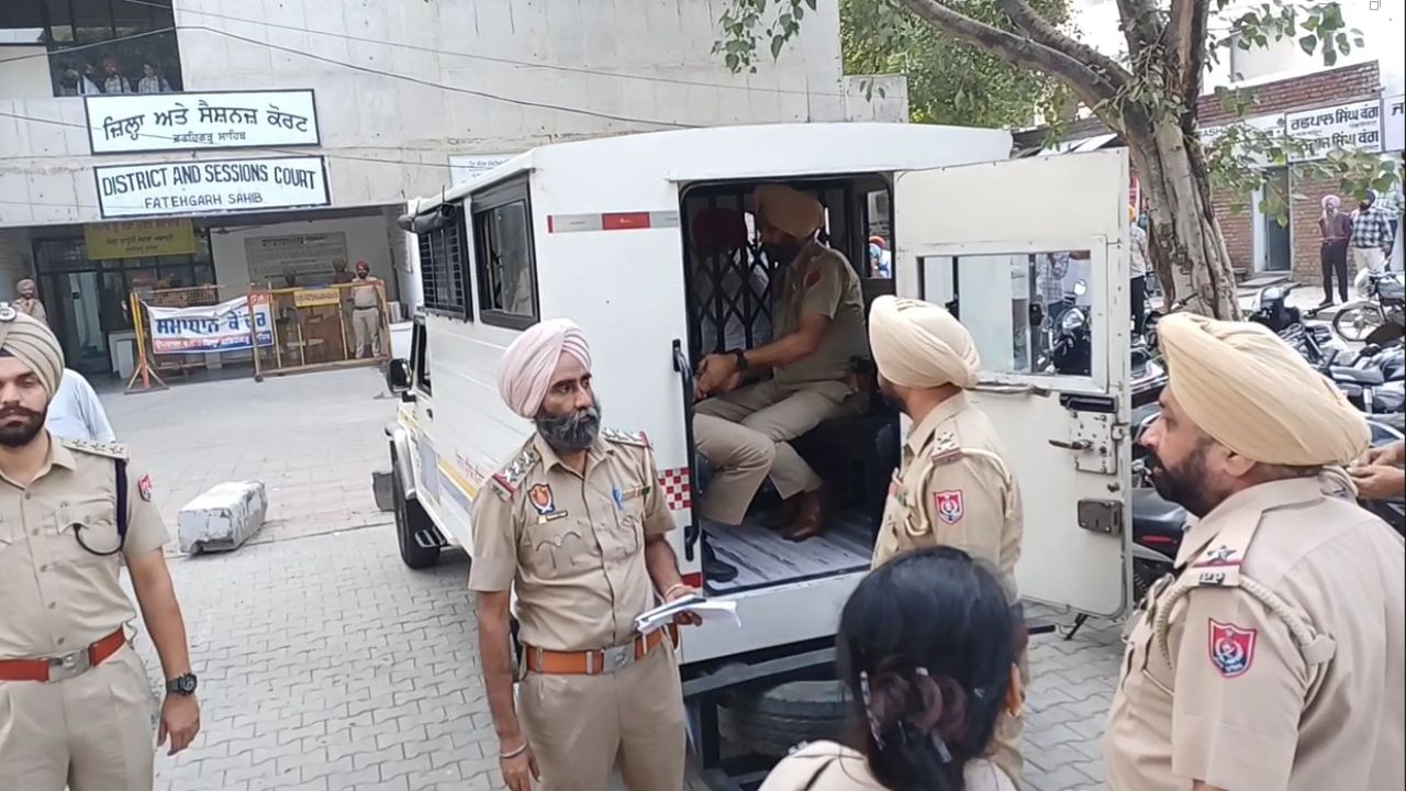 ਬੇਅਦਬੀ ਦੇ ਮੁਲਜ਼ਮ ਨੂੰ ਕੋਰਟ ਨੇ ਸੁਣਾਈ ਸਜ਼ਾ, ਫਤਿਹਗੜ੍ਹ ਸਾਹਿਬ ‘ਚ ਕੀਤੀ ਸੀ ਵਾਰਦਾਤ ਬੇਅਦਬੀ ਦੇ ਮੁਲਜ਼ਮ ਨੂੰ ਕੋਰਟ ਨੇ ਸੁਣਾਈ ਸਜ਼ਾ, ਫਤਿਹਗੜ੍ਹ ਸਾਹਿਬ ‘ਚ ਕੀਤੀ ਸੀ ਵਾਰਦਾਤ