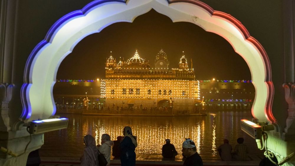ਪਹਿਲੀ ਪਾਤਸ਼ਾਹੀ ਸ਼੍ਰੀ ਗੁਰੂ ਨਾਨਕ ਦੇਵ ਜੀ ਦੇ ਪ੍ਰਕਾਸ਼ ਪੁਰਬ ਦੀਆਂ ਰੌਣਕਾਂ ਪੰਜਾਬ ਦੇ ਨਾਲ-ਨਾਲ ਪੂਰੇ ਦੇਸ਼ ਵਿੱਚ ਦਿਖਾਈ ਦੇ ਰਹੀਆਂ ਹਨ। ਅੰਮ੍ਰਿਤਸਰ ਦੇ ਸ੍ਰੀ ਦਰਬਾਰ ਸਾਹਿਬ ਰੌਸ਼ਣੀ ਨਾਲ ਨਹਾਇਆ ਹੋਇਆ ਹੈ। ਮੰਦਿਰ ਦੀ ਖੂਬਸੂਰਤੀ ਵੇਖਣ ਲਈ ਸ਼ਰਧਾਲੂ ਦੂਰ-ਦੂਰ ਤੋਂ ਇੱਥੇ ਪਹੁੰਚ ਰਹੇ ਹਨ। (Photo: PTI)