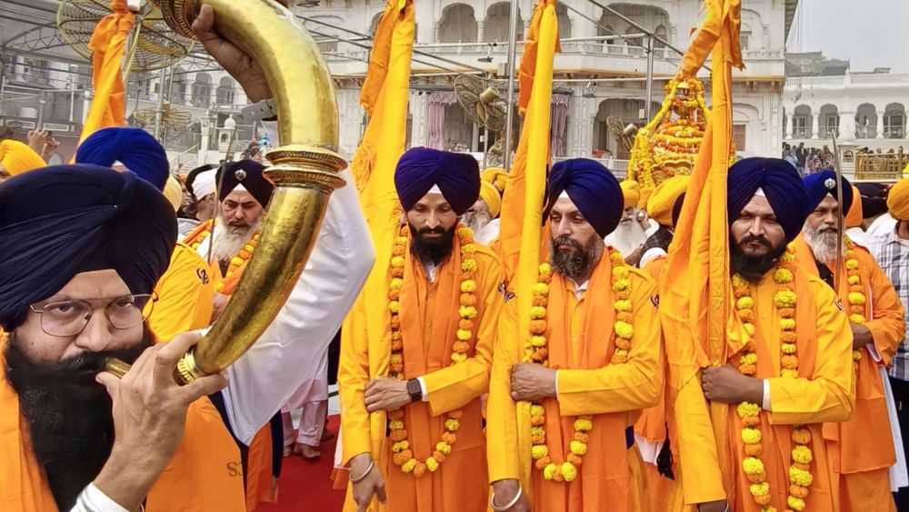 ਪ੍ਰਕਾਸ਼ ਪੁਰਬ ਦੀ ਪੂਰਬ ਸੰਧਿਆ ਤੇ ਗੁਰੂ ਨਗਰੀ ਅੰਮ੍ਰਿਤਸਰ ਵਿੱਚ ਵਿਸ਼ਾਲ ਨਗਰ ਕੀਰਤਨ ਸਜਾਇਆ ਗਿਆ।ਪੰਜ ਪਿਆਰਿਆਂ ਦੀ ਅਗੁਵਾਈ ਹੇਠ ਸਜਾਏ ਗਏ ਨਗਰ ਕੀਰਤਨ ਵਿੱਚ ਭਾਰੀ ਗਿਣਤੀ ਵਿੱਚ ਸੰਗਤਾਂ ਨੇ ਹਾਜਰੀ ਲਗਵਾਈ। ਸੰਗਤਾਂ ਲਈ ਰਾਹ ਵਿੱਚ ਥਾਂ-ਥਾਂ ਤੇ ਲੰਗਰ ਵੀ ਲਗਾਏ ਗਏ ਸਨ। (Photo: PTI)