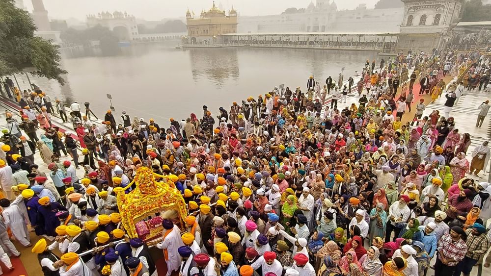 ਸ੍ਰੀ ਹਰਿਮੰਦਿਰ ਸਾਹਿਬ ਦੇ ਪਵਿੱਤਰ ਸਰੋਵਰ ਦੇ ਕੰਡੇ ਸ਼ਰਧਾਲੂਆਂ ਦਾ ਭਾਰੀ ਹੜ੍ਹ ਨਜ਼ਰ ਆਇਆ। ਹਰ ਕੋਈ ਸੱਚੇ ਪਾਤਸ਼ਾਹ ਦਾ ਧੰਨਵਾਦ ਕਰ ਰਿਹਾ ਸੀ ਕਿ ਉਨ੍ਹਾਂ ਨੂੰ ਇਸ ਪਵਿੱਤਰ ਦਿਹਾੜੇ ਤੇ ਉਸਦੇ ਦਰਬਾਰ ਤੇ ਆਉਣ ਦਾ ਸੌਭਾਗ ਪ੍ਰਾਪਤ ਹੋਇਆ।(Photo: PTI)