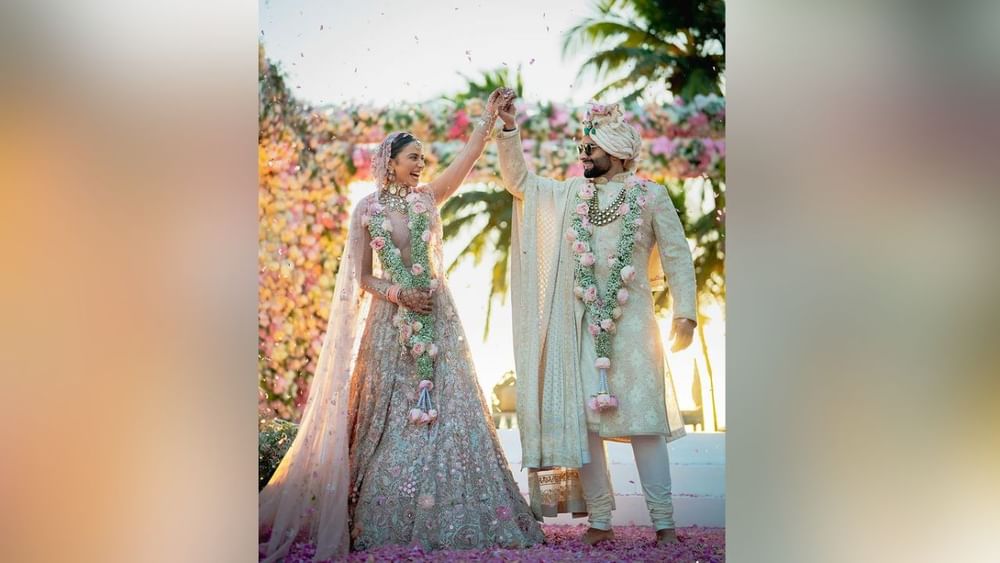 ਜਦੋਂ ਅਸੀਂ ਬ੍ਰਾਈਡਲ ਲਹਿੰਗਾ ਸ਼ਬਦ ਸੁਣਦੇ ਹਾਂ, ਤਾਂ ਸਾਡੇ ਦਿਮਾਗ ਵਿੱਚ ਸਭ ਤੋਂ ਪਹਿਲਾਂ ਜੋ ਰੰਗ ਆਉਂਦੇ ਹਨ ਉਹ ਹਨ ਲਾਲ, ਮਰੂਨ, ਡਾਰਕ ਰਾਣੀ। ਹਾਲਾਂਕਿ, ਹੁਣ ਇਹ ਰੁਝਾਨ ਥੋੜ੍ਹਾ ਘੱਟ ਹੋ ਗਿਆ ਹੈ। ਦੁਲਹਨ ਦੇ ਕੱਪੜਿਆਂ ਦਾ ਰੰਗ ਵੀ ਉਸ ਦੀ ਨਿੱਜੀ ਪਸੰਦ 'ਤੇ ਨਿਰਭਰ ਕਰਦਾ ਹੈ। ਜ਼ਿਆਦਾਤਰ ਦੁਲਹਨ ਅਕਸਰ ਆਪਣੇ ਵਿਆਹ 'ਤੇ ਲਾਲ ਰੰਗ ਪਾਉਂਦੇ ਹਨ। ਪਰ ਇਸ ਤੋਂ ਇਲਾਵਾ ਹੋਰ ਵੀ ਕਈ ਰੰਗ ਹਨ ਜੋ ਦੁਲਹਨ ਆਪਣੇ ਵਿਆਹ ਵਾਲੇ ਦਿਨ ਪਹਿਨ ਸਕਦੀਆਂ ਹਨ।(Pic Credit: Instagram)