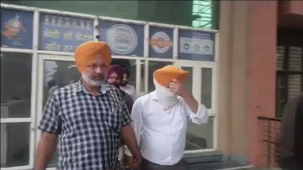 ਰਿਸ਼ਵਤ ਲੈਣਾ DC ਦੇ PA ਨੂੰ ਪਿਆ ਮਹਿੰਗਾ, ਵਿਜੀਲੈਂਸ ਬਿਊਰੋ ਨੇ ਰੰਗੇ ਹੱਥ ਕੀਤਾ ਕਾਬੂ ਰਿਸ਼ਵਤ ਲੈਣਾ DC ਦੇ PA ਨੂੰ ਪਿਆ ਮਹਿੰਗਾ, ਵਿਜੀਲੈਂਸ ਬਿਊਰੋ ਨੇ ਰੰਗੇ ਹੱਥ ਕੀਤਾ ਕਾਬੂ