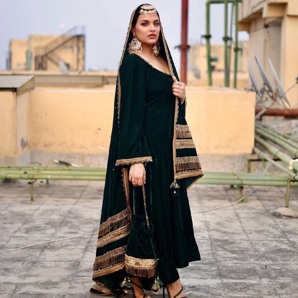 ਹਿਮਾਂਸ਼ੀ ਖੁਰਾਨਾ ਨੇ Velvet ਵਿੱਚ ਹਰੇ ਰੰਗ ਦਾ ਅਨਾਰਕਲੀ ਸੂਟ ਪਾਇਆ ਹੋਇਆ ਹੈ। ਦੁਪੱਟੇ ਅਤੇ ਸੂਟ 'ਤੇ ਗੋਟਾ ਪੱਤੀ ਦਾ ਕੰਮ ਕੀਤਾ ਗਿਆ ਹੈ। ਅਭਿਨੇਤਰੀ ਨੇ ਹੈਵੀ ਈਅਰਰਿੰਗਸ, ਮਾਂਗ ਟਿੱਕਾ, ਨਿਊਨਤਮ ਮੇਕਅਪ ਅਤੇ ਹਾਈ ਹੀਲਸ ਨਾਲ ਆਪਣਾ ਲੁੱਕ ਪੂਰਾ ਕੀਤਾ ਹੈ। ਅਦਾਕਾਰਾ ਦਾ ਇਹ ਲੁੱਕ ਕਾਫੀ ਸਟਾਈਲਿਸ਼ ਲੱਗ ਰਿਹਾ ਹੈ।
