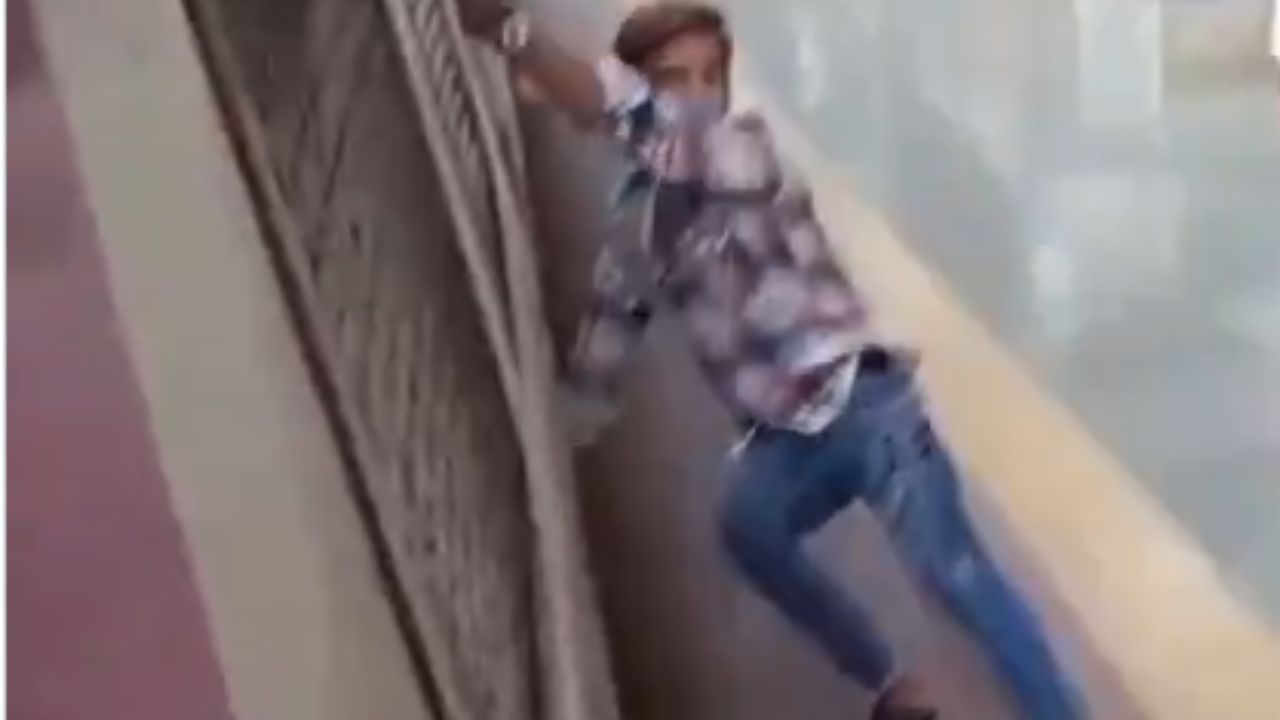 Viral Video: ਰੇਲਵੇ ਪਲੇਟਫਾਰਮ ‘ਤੇ ਖਤਰਨਾਕ ਸਟੰਟ ਕਰਦਾ ਨਜ਼ਰ ਆਇਆ ਸ਼ਖਸ, ਯੂਜ਼ਰ ਬੋਲੇ- ‘ਹਵਾਈ ਚੱਪਲ ਹੈ ਭਾਈ’ Viral Video: ਰੇਲਵੇ ਪਲੇਟਫਾਰਮ ‘ਤੇ ਖਤਰਨਾਕ ਸਟੰਟ ਕਰਦਾ ਨਜ਼ਰ ਆਇਆ ਸ਼ਖਸ, ਯੂਜ਼ਰ ਬੋਲੇ- ‘ਹਵਾਈ ਚੱਪਲ ਹੈ ਭਾਈ’