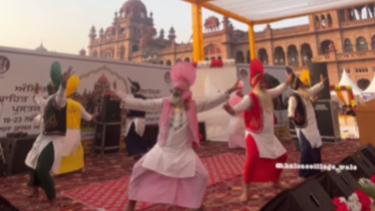 Bhangra Video: 1980 ਦੇ ਬੈਚ ਨੇ ਕਾਲਜ ਫੈਸਟ ‘ਚ ਕੀਤਾ ਜ਼ਬਰਦਸਤ ਭੰਗੜਾ, ਖਾਲਸਾ ਕਾਲਜ ਅੰਮ੍ਰਿਤਸਰ ਦੀ ਇਹ ਵੀਡੀਓ ਹੋ ਰਹੀ ਹੈ ਵਾਇਰਲ Bhangra Video: 1980 ਦੇ ਬੈਚ ਨੇ ਕਾਲਜ ਫੈਸਟ ‘ਚ ਕੀਤਾ ਜ਼ਬਰਦਸਤ ਭੰਗੜਾ, ਖਾਲਸਾ ਕਾਲਜ ਅੰਮ੍ਰਿਤਸਰ ਦੀ ਇਹ ਵੀਡੀਓ ਹੋ ਰਹੀ ਹੈ ਵਾਇਰਲ