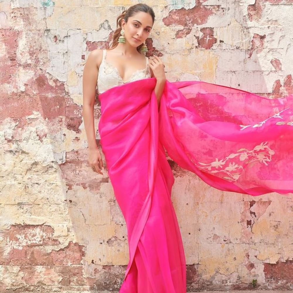 Wedding Outfits: ਦੀਵਾਲੀ ਤੋਂ ਬਾਅਦ ਹੁਣ ਵਿਆਹਾਂ ਦਾ ਸੀਜ਼ਨ ਸ਼ੁਰੂ ਹੋ ਰਿਹਾ ਹੈ। ਵਿਆਹ ਦੀ ਪਾਰਟੀ 'ਚ ਹਰ ਕੋਈ ਖਿੱਚ ਦਾ ਕੇਂਦਰ ਬਣਨਾ ਚਾਹੁੰਦਾ ਹੈ। ਖਾਸ ਤੌਰ 'ਤੇ ਔਰਤਾਂ ਵਿਆਹਾਂ ਲਈ ਖਾਸ ਕੱਪੜੇ ਕੈਰੀ ਕਰਨਾ ਪਸੰਦ ਕਰਦੀਆਂ ਹਨ। ਅੱਜ ਕੱਲ੍ਹ ਸਾੜ੍ਹੀਆਂ ਦਾ ਬਹੁਤ ਰੁਝਾਨ ਦੇਖਣ ਨੂੰ ਮਿਲ ਰਿਹਾ ਹੈ। ਅਜਿਹੇ 'ਚ ਤੁਸੀਂ ਵਿਆਹ ਦੇ ਫੰਕਸ਼ਨ ਦੌਰਾਨ ਖੂਬਸੂਰਤ ਸਾੜ੍ਹੀ ਕੈਰੀ ਕਰ ਸਕਦੇ ਹੋ। ਆਓ ਅਸੀਂ ਤੁਹਾਨੂੰ ਦਿਖਾਉਂਦੇ ਹਾਂ ਸ਼ਾਨਦਾਰ ਸਾੜੀ ਲੁੱਕ।