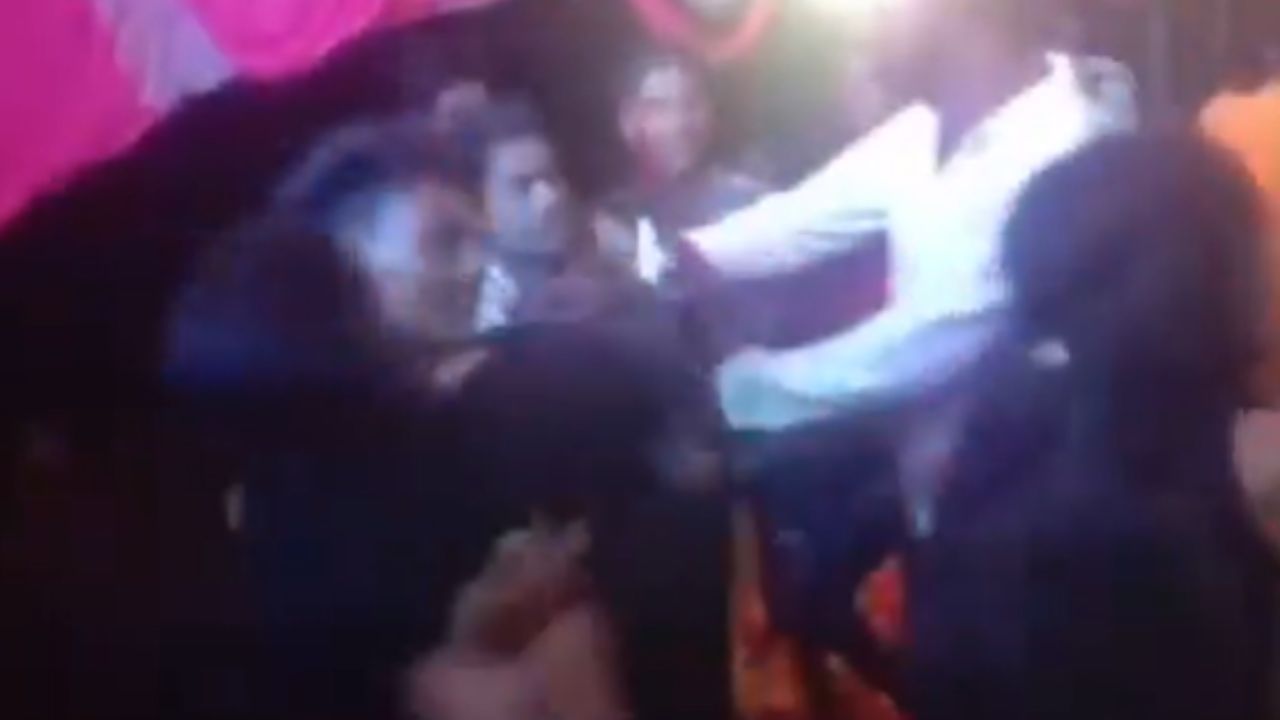 Viral Dance Video: ਡੀਜੇ ‘ਤੇ ਡਾਂਸ ਕਰਦੇ ਸਮੇਂ ਗਲਤੀ ਨਾਲ ਕੁਝ ਅਜਿਹਾ ਹੋ ਗਿਆ, ਮੁੰਡਿਆਂ ‘ਚ ਹੋ ਗਈ ਲੜਾਈ, ਯੂਜ਼ਰਸ ਬੋਲੇ- ‘ਕਿਲਰ ਡਾਂਸ Viral Dance Video: ਡੀਜੇ ‘ਤੇ ਡਾਂਸ ਕਰਦੇ ਸਮੇਂ ਗਲਤੀ ਨਾਲ ਕੁਝ ਅਜਿਹਾ ਹੋ ਗਿਆ, ਮੁੰਡਿਆਂ ‘ਚ ਹੋ ਗਈ ਲੜਾਈ, ਯੂਜ਼ਰਸ ਬੋਲੇ- ‘ਕਿਲਰ ਡਾਂਸ