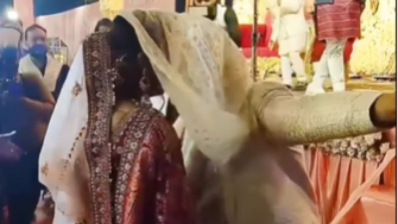 Groom Dance: ਲਾੜੀ ਦੀ ਐਂਟਰੀ ‘ਤੇ ਲਾੜੇ ਨੇ ਕੀਤਾ ਅਜਿਹਾ ਡਾਂਸ ਕੀ ਸ਼ਰਮਾ ਗਈ ਕੁੜੀ, VIDEO ਹੋਈ ਵਾਇਰਲ Groom Dance: ਲਾੜੀ ਦੀ ਐਂਟਰੀ ‘ਤੇ ਲਾੜੇ ਨੇ ਕੀਤਾ ਅਜਿਹਾ ਡਾਂਸ ਕੀ ਸ਼ਰਮਾ ਗਈ ਕੁੜੀ, VIDEO ਹੋਈ ਵਾਇਰਲ