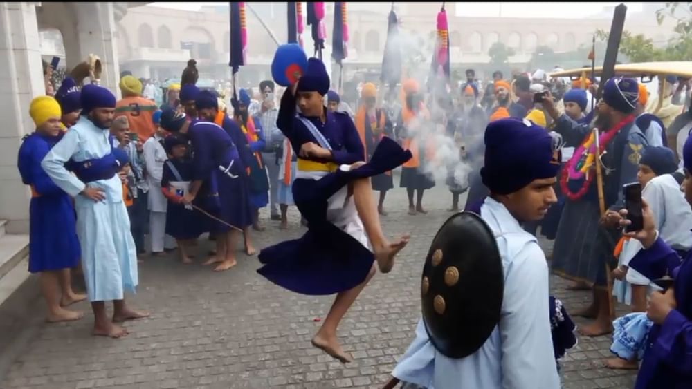 ਨਗਰ ਕੀਰਤਨ ਪੰਜ ਪਿਆਰਿਆਂ ਦੀ ਅਗਵਾਈ ਹੇਠ ਇਹ ਵਿਸ਼ਾਲ ਨਗਰ ਕੀਰਤਨ ਸ੍ਰੀ ਅਕਾਲ ਤਖਤ ਸਾਹਿਬ ਤੋਂ ਸਜਾਇਆ ਗਿਆ ਤੇ ਸ੍ਰੀ ਦਰਬਾਰ ਸਾਹਿਬ ਦੀ ਪਰਿਕਰਮਾ ਵਿੱਚ ਮੌਜੂਦ ਸੰਗਤ ਨੇ ਦਰਸ਼ਨ ਕੀਤੇ।