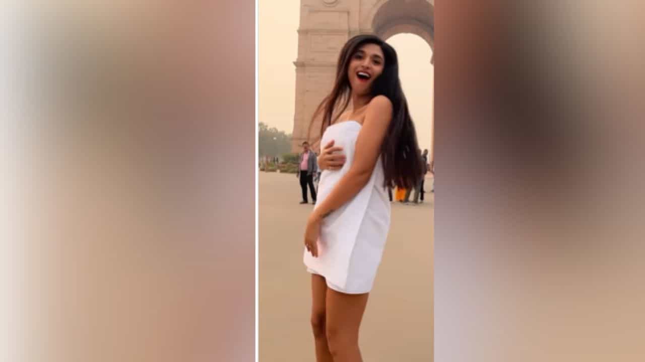 Shocking Viral: Towel ਚ ਮਾਡਲ ਨੇ ਇੰਡੀਆ ਗੇਟ ਅੱਗੇ ਕੀਤਾ ਡਾਂਸ, VIDEO ਦੇਖ ਕੇ ਲੋਕਾਂ ਦੇ ਛੁੱਟ ਗਏ ਪਸੀਨੇ Shocking Viral: Towel ਚ ਮਾਡਲ ਨੇ ਇੰਡੀਆ ਗੇਟ ਅੱਗੇ ਕੀਤਾ ਡਾਂਸ, VIDEO ਦੇਖ ਕੇ ਲੋਕਾਂ ਦੇ ਛੁੱਟ ਗਏ ਪਸੀਨੇ