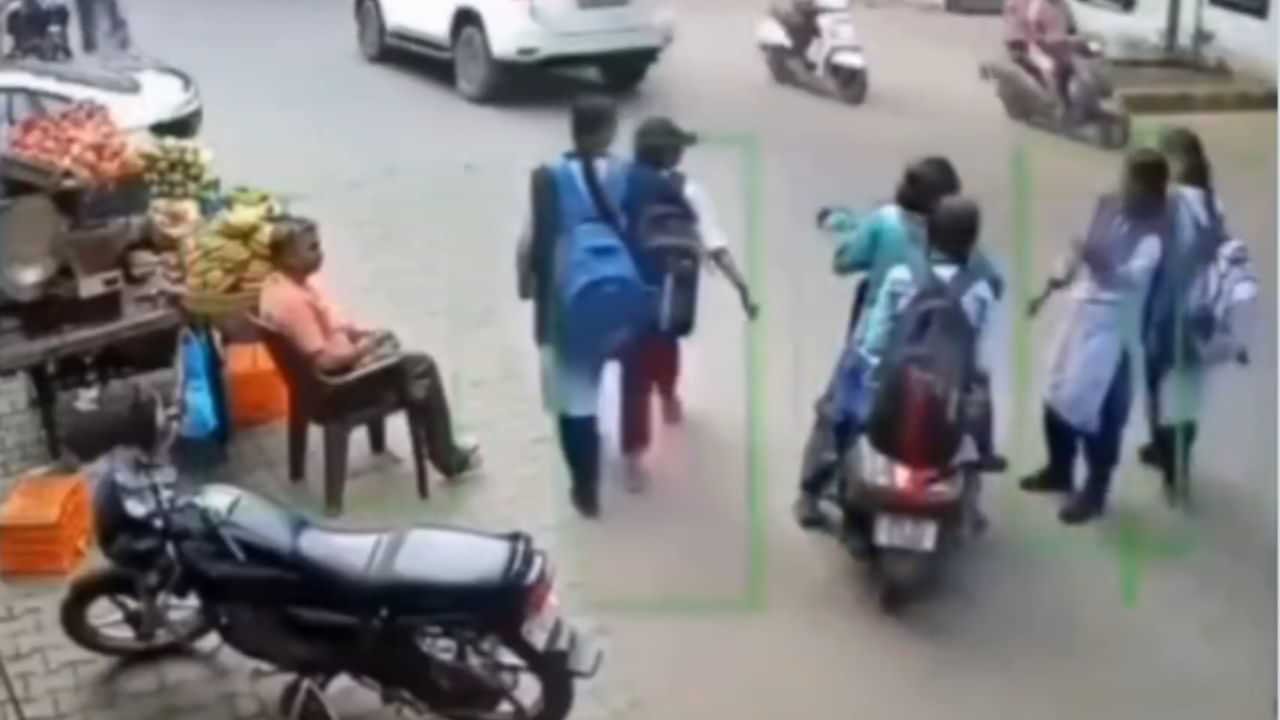 Viral Fight Video: School Girls ਚ ਹੋਈ ਲੜਾਈ ਪਰ ਅੰਕਲ ਨੇ ਖਿਚਿਆ ਇੰਟਰਨੈੱਟ ਯੂਜ਼ਰਸ ਦਾ ਧਿਆਨ, ਦੇਖੋ ਵੀਡੀਓ