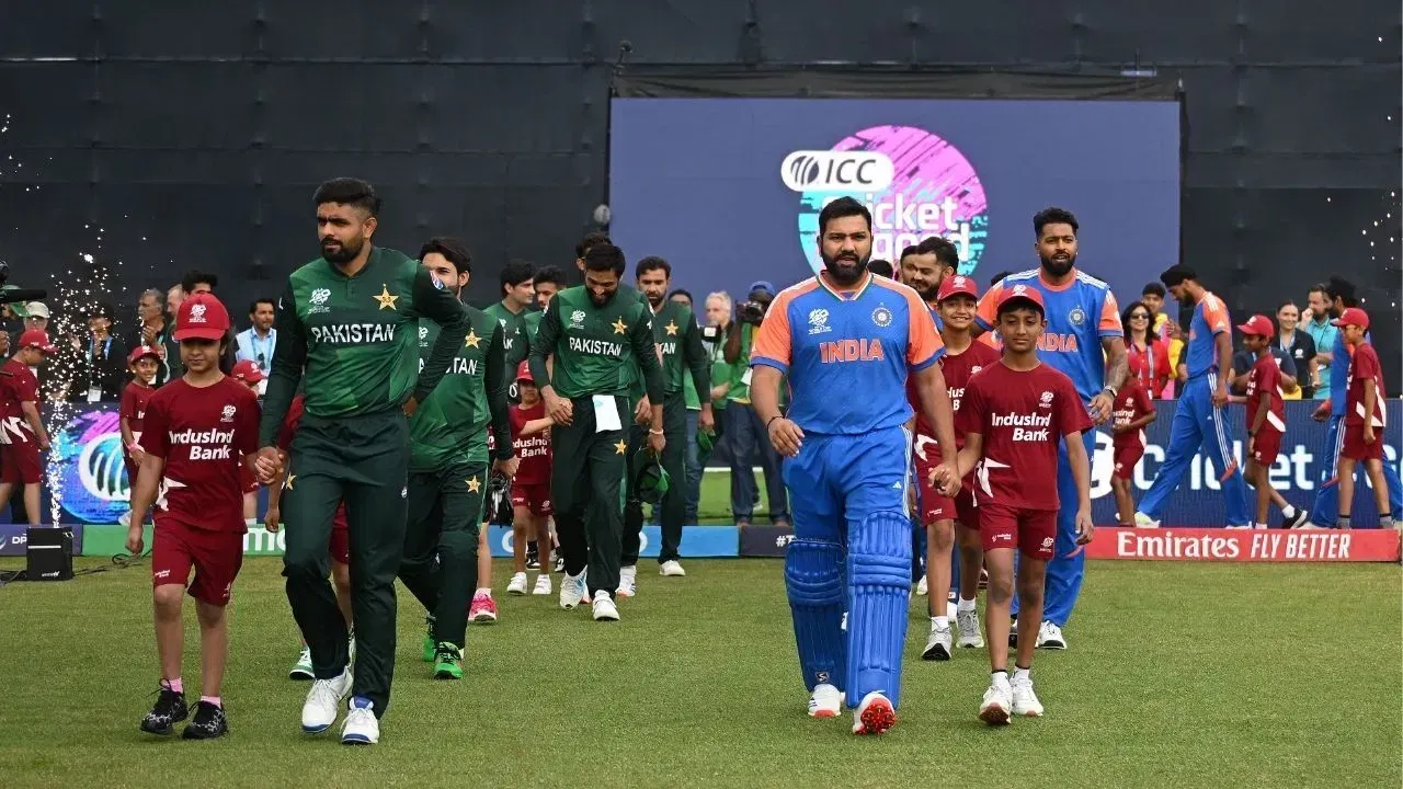 ਕਰੀਬ ਸਾਢੇ ਛੇ ਸਾਲ ਪਹਿਲਾਂ, 2018 ਵਿੱਚ, PCB ਨੇ BCCI ਦੇ ਖਿਲਾਫ ਉਸੇ DRC ਕੋਲ ਸ਼ਿਕਾਇਤ ਦਰਜ ਕਰਵਾਈ ਸੀ, ਜਿਸ ਵਿੱਚ $65 ਮਿਲੀਅਨ ਦੇ ਹਰਜਾਨੇ ਦੀ ਮੰਗ ਕੀਤੀ ਗਈ ਸੀ। ਪੀਸੀਬੀ ਨੇ ਦੋਸ਼ ਲਾਇਆ ਕਿ ਬੀਸੀਸੀਆਈ ਨੇ ਟੀਮ ਇੰਡੀਆ ਨੂੰ ਸੀਰੀਜ਼ ਲਈ ਪਾਕਿਸਤਾਨ ਨਾ ਭੇਜ ਕੇ ਦੁਵੱਲੇ ਸਮਝੌਤੇ ਨੂੰ ਤੋੜਿਆ। ਡੀਆਰਸੀ ਨੇ ਇਸ ਕੇਸ ਨੂੰ ਰੱਦ ਕਰ ਦਿੱਤਾ ਸੀ ਅਤੇ ਇਸ ਦੇ ਉਲਟ ਪੀਸੀਬੀ ਨੇ ਬੀਸੀਸੀਆਈ ਨੂੰ ਮੁਆਵਜ਼ੇ ਵਜੋਂ ਲਗਭਗ 2 ਮਿਲੀਅਨ ਡਾਲਰ ਦਿੱਤੇ ਸਨ।(Photo- Alex Davidson-ICC/ICC via Getty Images)
