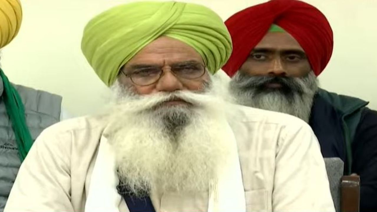 ਡੱਲੇਵਾਲ ਦਾ ਮਰਨ ਵਰਤ ਜਾਰੀ, ਕਿਸਾਨਾਂ ਨੇ ਖੁਦ ਸੰਭਾਲਿਆ ਸੁਰੱਖਿਆ ਦਾ ਮੋਰਚਾ, ਬਾਰਡਰ ਤੇ ਵੱਡੀ ਗਿਣਤੀ ਚ ਪਹੁੰਚੇ ਲੋਕ ਡੱਲੇਵਾਲ ਦਾ ਮਰਨ ਵਰਤ ਜਾਰੀ, ਕਿਸਾਨਾਂ ਨੇ ਖੁਦ ਸੰਭਾਲਿਆ ਸੁਰੱਖਿਆ ਦਾ ਮੋਰਚਾ, ਬਾਰਡਰ ਤੇ ਵੱਡੀ ਗਿਣਤੀ ਚ ਪਹੁੰਚੇ ਲੋਕ