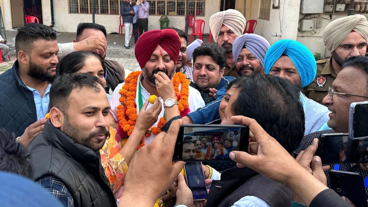 Barnala Updates: ਢਿੱਲੋਂ ਨੇ ਜਿੱਤਿਆ AAP ਦਾ ‘ਕਿਲ੍ਹਾ’, 7 ਸਾਲਾਂ ਬਾਅਦ ਹੋਈ ਕਾਂਗਰਸ ਦੀ ਵਾਪਸੀ Barnala Updates: ਢਿੱਲੋਂ ਨੇ ਜਿੱਤਿਆ AAP ਦਾ ‘ਕਿਲ੍ਹਾ’, 7 ਸਾਲਾਂ ਬਾਅਦ ਹੋਈ ਕਾਂਗਰਸ ਦੀ ਵਾਪਸੀ