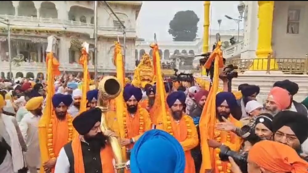 ਨਗਰ ਕੀਰਤਨ ਵਿਚ ਬੈਂਡ ਪਾਰਟੀਆਂ, ਖਲਾਸਾਈ ਜਾਹੋ ਜਲਾਲ ਦਿਖਾਉਂਦੀਆਂ ਗਤਕਾ ਪਾਰਟੀਆਂ , ਸਭਾ ਸੋਸਾਇਟੀਆਂ, ਸ਼ਬਦੀ ਜਥੇ , ਸ਼੍ਰੋਮਣੀ ਕਮੇਟੀ ਤੇ ਦਰਬਾਰ ਸਾਹਿਬ ਦਾ ਸਟਾਫ ਅਤੇ ਗੁਰੂ ਜਸ ਗਾਇਨ ਕਰਦੀਆਂ ਸੰਗਤਾਂ ਵੱਡੀ ਗਿਣਤੀ ਵਿਚ ਸ਼ਾਮਿਲ ਹੋਈਆਂ।