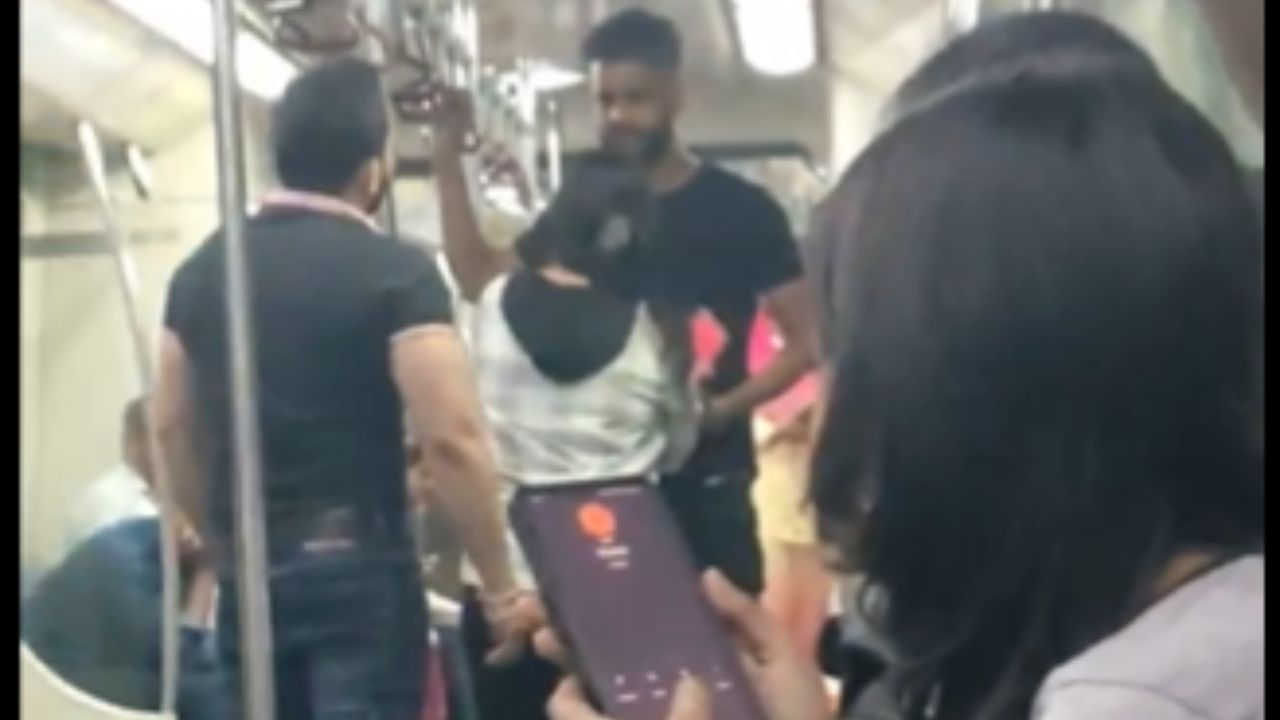 Fight Video: Delhi Metro ‘ਚ ਕਪਲ ਤੇ ਸ਼ਰਾਬੀ ਸ਼ਖਸ ਵਿਚਾਲੇ ਹੋਈ ਜ਼ਬਰਦਸਤ ਲੜਾਈ, ਲੋਕ ਦੇਖਦੇ ਰਹੇ ਤਮਾਸ਼ਾ Fight Video: Delhi Metro ‘ਚ ਕਪਲ ਤੇ ਸ਼ਰਾਬੀ ਸ਼ਖਸ ਵਿਚਾਲੇ ਹੋਈ ਜ਼ਬਰਦਸਤ ਲੜਾਈ, ਲੋਕ ਦੇਖਦੇ ਰਹੇ ਤਮਾਸ਼ਾ