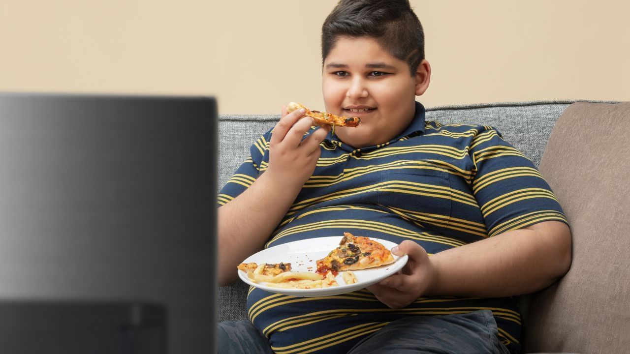 Obesity: ਬੱਚਿਆਂ ‘ਚ ਵਧਦਾ ਮੋਟਾਪਾ ਬਣ ਜਾਂਦਾ ਹੈ ਇਨ੍ਹਾਂ ਬੀਮਾਰੀਆਂ ਦਾ ਕਾਰਨ, ਜਾਣੋ ਡਾਕਟਰ ਤੋਂ ਭਾਰ ਘਟਾਉਣ ਦੇ ਤਰੀਕੇ। Obesity: ਬੱਚਿਆਂ ‘ਚ ਵਧਦਾ ਮੋਟਾਪਾ ਬਣ ਜਾਂਦਾ ਹੈ ਇਨ੍ਹਾਂ ਬੀਮਾਰੀਆਂ ਦਾ ਕਾਰਨ, ਜਾਣੋ ਡਾਕਟਰ ਤੋਂ ਭਾਰ ਘਟਾਉਣ ਦੇ ਤਰੀਕੇ।