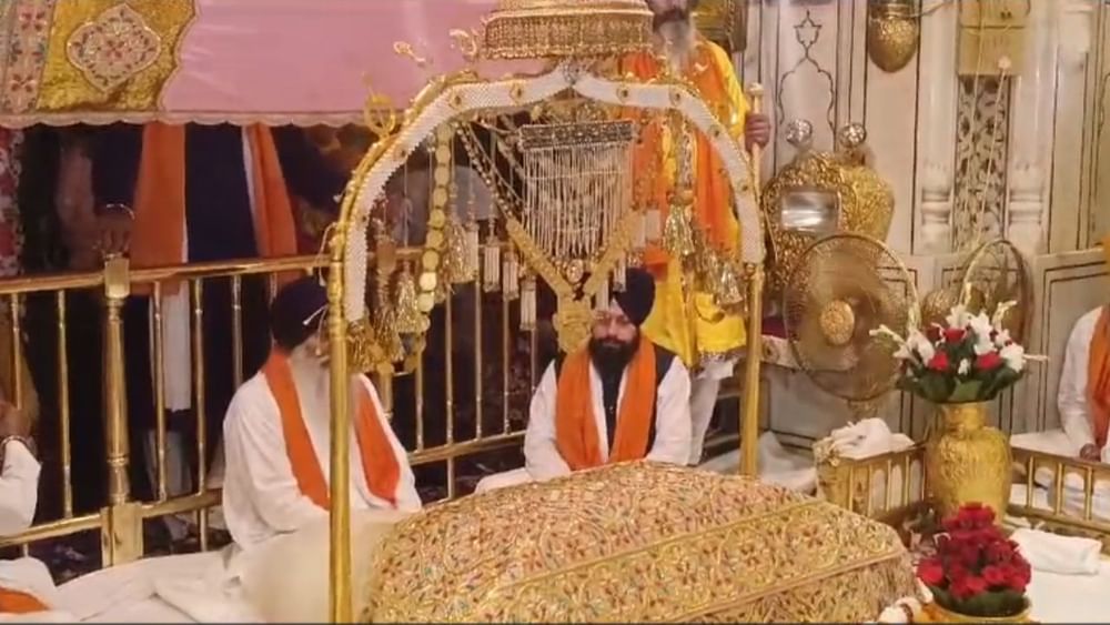 ਗੁਰੂ ਸ੍ਰੀ ਗੁਰੂ ਨਾਨਕ ਦੇਵ ਜੀ ਦੇ 555ਵੇਂ ਆਗਮਨ ਪੁਰਬ ਮੌਕੇ ਸ੍ਰੀ ਹਰਿਮੰਦਰ ਸਾਹਿਬ ਵਿਖੇ ਖ਼ਾਸ ਰੌਣਕਾਂ ਦੇਖਣ ਨੂੰ ਮਿਲ ਰਹੀਆਂ ਹਨ।
