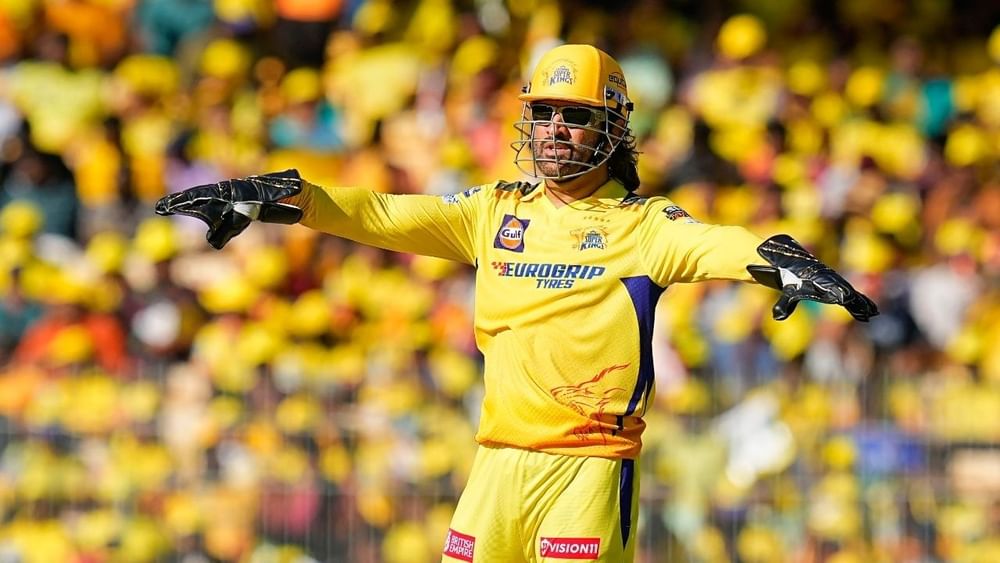 ਮਹਿੰਦਰ ਸਿੰਘ ਧੋਨੀ ਇਕ ਵਾਰ ਫਿਰ IPL 'ਚ ਖੇਡਦੇ ਨਜ਼ਰ ਆਉਣਗੇ। ਚੇਨਈ ਸੁਪਰ ਕਿੰਗਜ਼ ਨੇ ਐਮਐਸ ਧੋਨੀ ਨੂੰ ਆਪਣੀ ਟੀਮ ਨਾਲ ਬਰਕਰਾਰ ਰੱਖਿਆ ਹੈ। ਪਰ ਇਸ ਵਾਰ ਉਹ ਅਨਕੈਪਡ ਖਿਡਾਰੀ ਦੇ ਤੌਰ 'ਤੇ ਇਸ ਲੀਗ ਦਾ ਹਿੱਸਾ ਬਣਿਆ ਹੈ, ਜਿਸ ਕਾਰਨ ਉਨ੍ਹਾਂ ਨੂੰ ਸਿਰਫ 4 ਕਰੋੜ ਰੁਪਏ 'ਚ ਹੀ ਰਿਟੇਨ ਕੀਤਾ ਗਿਆ ਹੈ। ਇਸ ਦੇ ਨਾਲ ਹੀ ਪਿਛਲੇ ਸੀਜ਼ਨ 'ਚ ਉਸ ਨੂੰ 12 ਕਰੋੜ ਰੁਪਏ ਮਿਲੇ ਸਨ। ਯਾਨੀ ਹੁਣ ਉਨ੍ਹਾਂ ਦੀ ਤਨਖਾਹ 'ਚ 8 ਕਰੋੜ ਰੁਪਏ ਦੀ ਕਮੀ ਆਈ ਹੈ।(PHOTO- PTI)