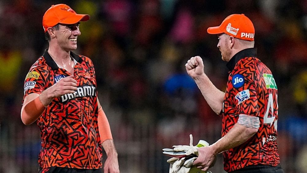 IPL 2025 ਦੀ ਮੇਗਾ ਨਿਲਾਮੀ ਤੋਂ ਪਹਿਲਾਂ 10 ਟੀਮਾਂ ਨੇ ਮਿਲ ਕੇ ਕੁੱਲ 47 ਖਿਡਾਰੀਆਂ ਨੂੰ ਰਿਟੇਨ ਕੀਤਾ ਹੈ। ਇਸ ਸੂਚੀ 'ਚ ਕਈ ਵੱਡੇ ਖਿਡਾਰੀ ਸ਼ਾਮਲ ਹਨ। ਇਨ੍ਹਾਂ ਵਿੱਚੋਂ ਤਿੰਨ ਖਿਡਾਰੀਆਂ ਨੂੰ 20 ਕਰੋੜ ਰੁਪਏ ਤੋਂ ਵੱਧ ਵਿੱਚ ਰਿਟੇਨ ਕੀਤਾ ਗਿਆ ਹੈ। ਇਸ ਦੇ ਨਾਲ ਹੀ ਕਈ ਨੌਜਵਾਨ ਖਿਡਾਰੀਆਂ ਦੀਆਂ ਤਨਖ਼ਾਹਾਂ ਵਿੱਚ ਵੀ ਭਾਰੀ ਉਛਾਲ ਦੇਖਣ ਨੂੰ ਮਿਲਿਆ ਹੈ। ਪਰ ਕੁਝ ਖਿਡਾਰੀ ਅਜਿਹੇ ਹਨ, ਜਿਨ੍ਹਾਂ ਨੂੰ ਬਰਕਰਾਰ ਰੱਖਿਆ ਗਿਆ ਹੈ, ਪਰ ਉਨ੍ਹਾਂ ਦੀ ਤਨਖਾਹ ਵਿੱਚ ਕਮੀ ਆਈ ਹੈ। ਇਸ ਸੂਚੀ ਵਿੱਚ ਇੱਕ ਟੀਮ ਦਾ ਕਪਤਾਨ ਵੀ ਸ਼ਾਮਲ ਹੈ। (PHOTO- PTI)