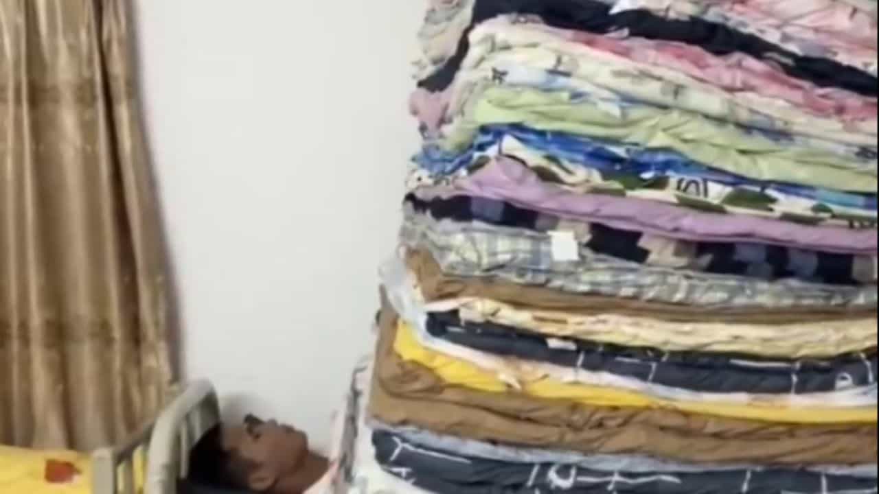 Viral Video: ਠੰਡ ਤੋਂ ਬਚਣ ਲਈ ਮੁੰਡੇ ਨੇ ਕੰਬਲਾਂ ਦੀ ਲਾਈ ਢੇਰੀ, ਵੀਡੀਓ ਦੇਖ ਲੋਕਾਂ ਦਾ ਨਹੀਂ ਰੁੱਕ ਰਿਹਾ ਹਾਸਾ Viral Video: ਠੰਡ ਤੋਂ ਬਚਣ ਲਈ ਮੁੰਡੇ ਨੇ ਕੰਬਲਾਂ ਦੀ ਲਾਈ ਢੇਰੀ, ਵੀਡੀਓ ਦੇਖ ਲੋਕਾਂ ਦਾ ਨਹੀਂ ਰੁੱਕ ਰਿਹਾ ਹਾਸਾ