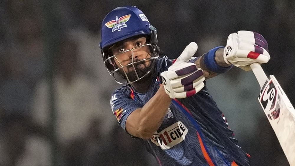 ਆਈਪੀਐਲ 2025 ਦੀ ਨਿਲਾਮੀ ਵਿੱਚ ਕੇਐਲ ਰਾਹੁਲ ਨੂੰ ਬਹੁਤ ਜ਼ਿਆਦਾ ਕੀਮਤ 'ਤੇ ਵਿਕਣ ਦੀ ਉਮੀਦ ਸੀ ਪਰ ਇਸ ਖਿਡਾਰੀ ਨਾਲ ਵੱਡਾ ਖੇਡ ਹੋ ਗਿਆ। ਕੇਐੱਲ ਰਾਹੁਲ ਸਿਰਫ 14 ਕਰੋੜ 'ਚ ਵਿਕੇ, ਉਹ ਦਿੱਲੀ ਟੀਮ 'ਚ ਸ਼ਾਮਲ ਹੋਏ। ਪਿਛਲੇ ਸੀਜ਼ਨ ਤੱਕ ਕੇਐੱਲ ਰਾਹੁਲ ਨੂੰ 17 ਕਰੋੜ ਰੁਪਏ ਮਿਲੇ ਸਨ ਪਰ ਹੁਣ ਇਸ ਖਿਡਾਰੀ ਨੂੰ 3 ਕਰੋੜ ਰੁਪਏ ਘੱਟ ਮਿਲਣ ਜਾ ਰਹੇ ਹਨ। (PC-PTI)