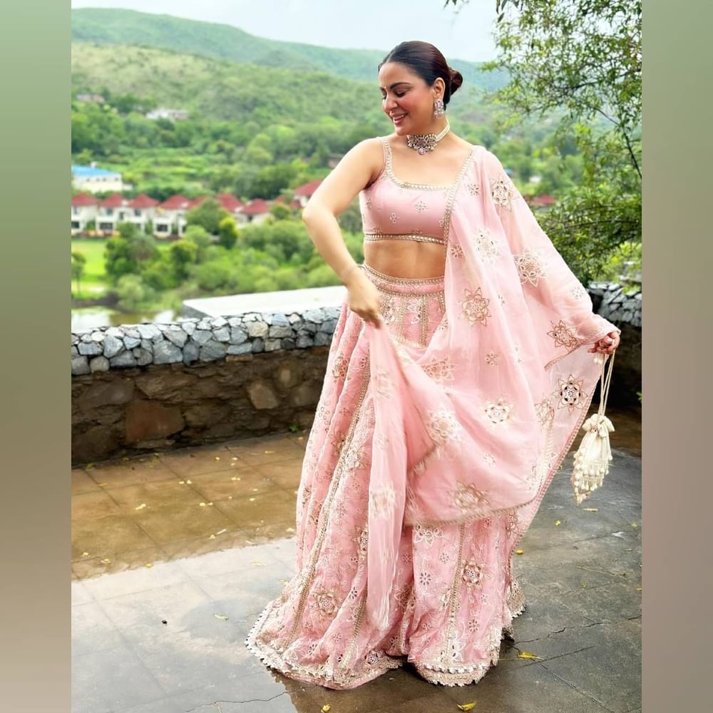 ਤੁਸੀਂ ਆਪਣੇ ਦੋਸਤ ਦੇ ਵਿਆਹ ਲਈ ਸ਼ਰਧਾ ਆਰੀਆ ਦੇ ਇਸ ਲੁੱਕ ਤੋਂ ਆਈਡੀਆ ਲੈ ਸਕਦੇ ਹੋ। ਅਦਾਕਾਰਾ ਨੇ ਕਢਾਈ ਦਾ ਕੰਮ ਅਤੇ ਮਿਰਰ ਗੋਟਾ ਪੱਟੀ ਵਰਕ ਲਹਿੰਗਾ ਪਹਿਨਿਆ ਹੈ। ਚੋਕਰ ਸਟਾਈਲ ਦਾ ਮੋਤੀਆਂ ਦਾ ਹਾਰ ਵੀ ਪਹਿਨਿਆ ਹੋਇਆ ਹੈ। ਇਸ ਤੋਂ ਇਲਾਵਾ, ਸਿੰਪਲ ਬਨ ਹੇਅਰ ਸਟਾਈਲ ਅਤੇ ਮਿਨਿਮਲ ਮੇਕਅੱਪ ਨਾਲ ਲੁੱਕ ਨੂੰ ਸਟਾਈਲਿਸ਼ ਬਣਾਇਆ ਹੈ।