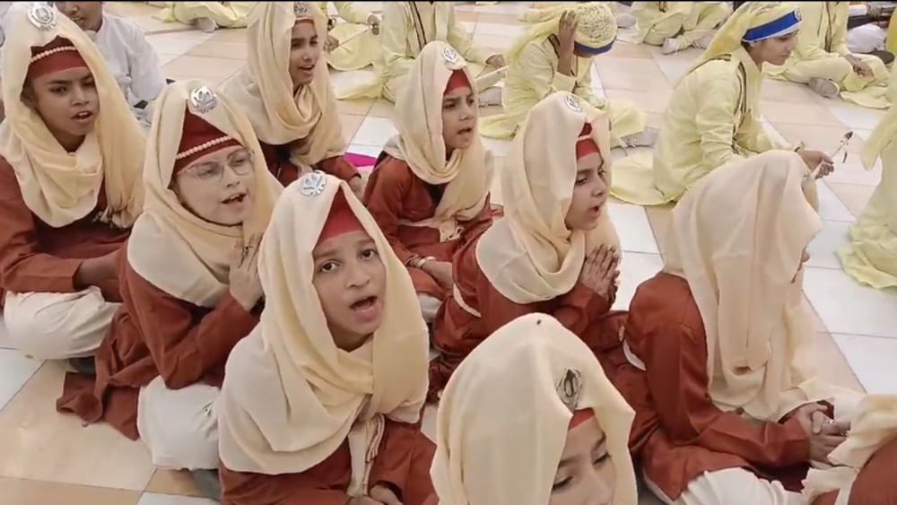 ਨਗਰ ਕੀਰਤਨ ਦੇ ਰਸਤੇ ਵਿਚ ਸ਼ਰਧਾਲੂਆਂ ਵਲੋਂ ਫੁੱਲਾਂ ਦੀ ਵਰਖਾ ਕਰਕੇ , ਇਤਰ ਦਾ ਛਿੜਕਾਅ ਕਰਕੇ ਨਿੱਘਾ ਸਵਾਗਤ ਕੀਤਾ ਗਿਆ। ਸੰਗਤਾਂ ਵਲੋਂ ਤਰਾਂ ਤਰਾਂ ਦੇ ਲੰਗਰ ਵਰਤਾਏ ਗਏ।