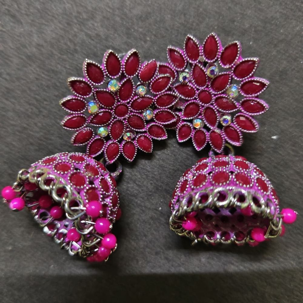 ਜੇਕਰ ਤੁਸੀਂ ਆਪਣੇ ਐਥਨਿਕ ਆਊਟਫਿਟਸ ਦੇ ਨਾਲ ਕੰਟਰਾਸਟ ਵਿੱਚ ਈਅਰਰਿੰਗ ਕੈਰੀ ਕਰਨਾ ਚਾਹੁੰਦੇ ਹੋ, ਤਾਂ ਤੁਸੀਂ ਇਸ ਝੁਮਕੀ ਈਅਰਰਿੰਗ ਡਿਜ਼ਾਈਨ ਤੋਂ ਆਈਡੀਆ ਲੈ ਸਕਦੇ ਹੋ। ਅਜਿਹੇ ਕਈ ਡਿਜ਼ਾਈਨ ਤੁਹਾਨੂੰ ਬਾਜ਼ਾਰ ਜਾਂ ਔਨਲਾਈਨ ਆਸਾਨੀ ਨਾਲ ਮਿਲ ਜਾਣਗੇ। ਇਸ ਕਿਸਮ ਦੇ ਈਅਰਰਿੰਗ ਕੁੜੀਆਂ ਲਈ ਪਰਫੈਕਟ ਹਨ।