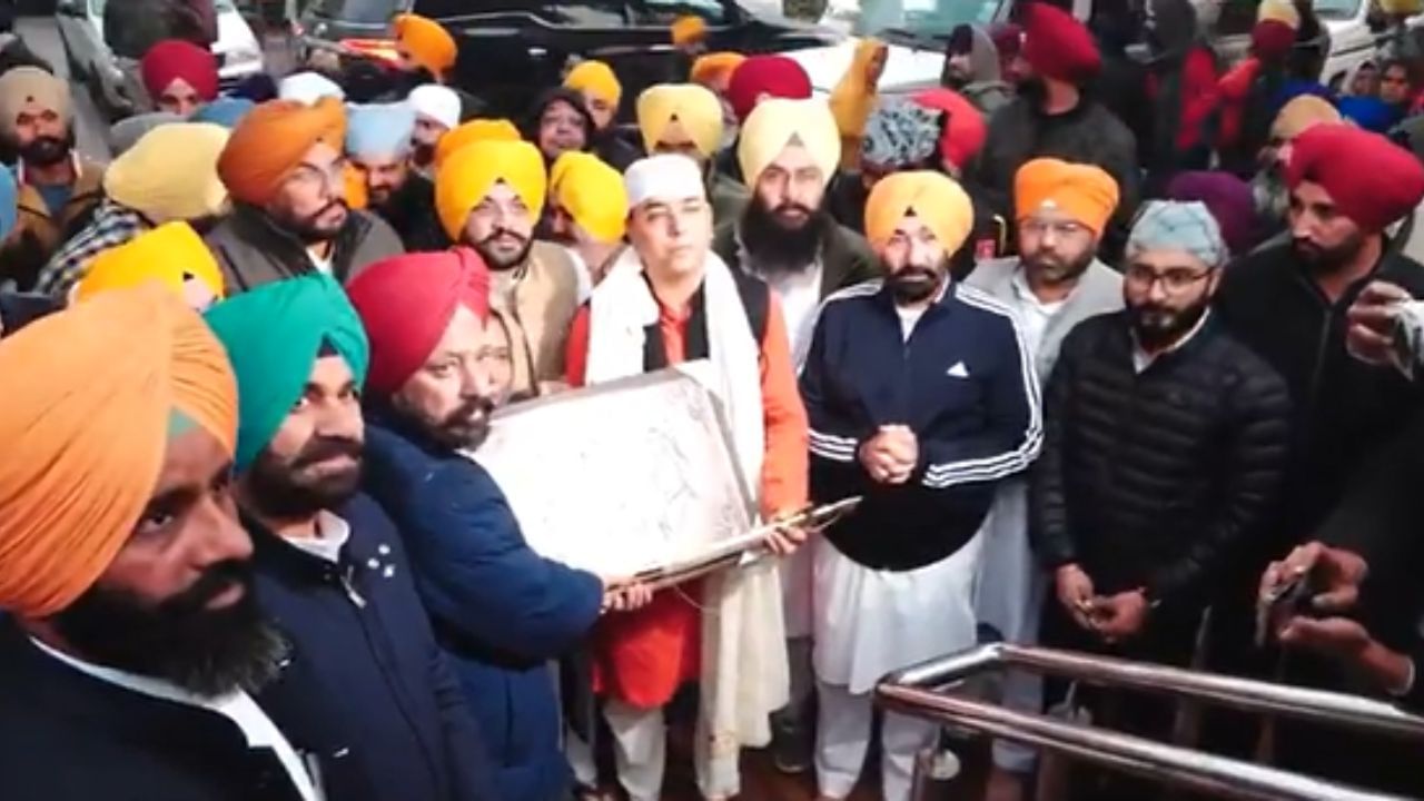 ਫਤਿਹਗੜ੍ਹ ਸਾਹਿਬ ਪਹੁੰਚੇ ਅਮਨ ਅਰੋੜਾ, ਕੈਬਨਿਟ ਮੰਤਰੀਆਂ ਸਮੇਤ ਹੋਏ ਨਤਮਸਤਕ ਫਤਿਹਗੜ੍ਹ ਸਾਹਿਬ ਪਹੁੰਚੇ ਅਮਨ ਅਰੋੜਾ, ਕੈਬਨਿਟ ਮੰਤਰੀਆਂ ਸਮੇਤ ਹੋਏ ਨਤਮਸਤਕ