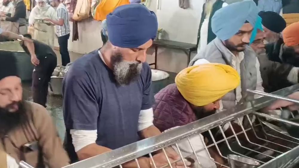 ਰਾਮ ਰਹੀਮ ਨੂੰ ਮੁਆਫ਼ੀ ਦੇਣ ਅਤੇ ਕੇਸ ਵਾਪਸ ਲੈਣ ਦੇ ਮਾਮਲੇ ਵਿੱਚ ਸੁਖਬੀਰ ਬਾਦਲ ਅਤੇ ਹੋਰਨਾਂ ਨੂੰ ਸਜ਼ਾ ਸੁਣਾਈ ਗਈ ਸੀ। ਇਸ ਸਜ਼ਾ ਤਹਿਤ ਅਕਾਲੀ ਦਲ ਦੇ ਸੀਨੀਅਰ ਆਗੂ ਬਿਕਰਮ ਸਿੰਘ ਮਜੀਠੀਆ ਵੱਲੋਂ ਭਾਂਡੇ ਸਾਫ ਕਰ ਸੇਵਾ ਨਿਭਾਈ ਗਈ।