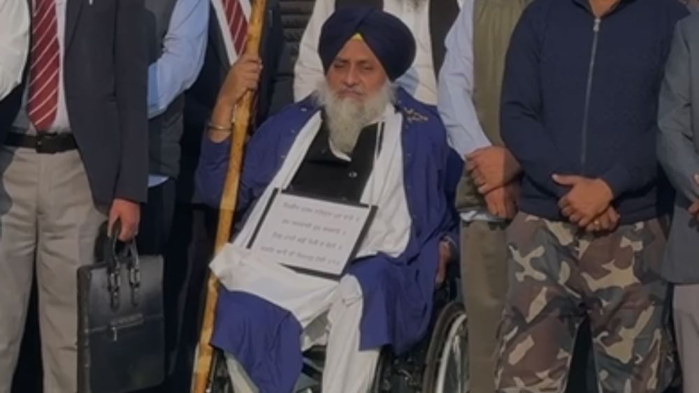 ਸੁਖਬੀਰ ਬਾਦਲ ਵੱਲੋਂ ਕੀਰਤ ਸਰਵਣ ਕੀਤਾ ਗਿਆ। ਉਨ੍ਹਾਂ ਨੇ ਗਲ ਵਿੱਚ ਤਖ਼ਤੀ ਲਟਾਕੀ ਹੋਈ ਹੈ। ਇਸ ਤੋਂ ਬਾਅਦ ਸੁਖਬੀਰ ਸਿੰਘ ਬਾਦਲ ਵੱਲੋਂ ਲੰਗਰ ਹਾਲ ਵਿੱਚ ਭਾਂਡਿਆਂ ਦੀ ਸੇਵਾ ਵੀ ਕੀਤੀ ਗਈ।